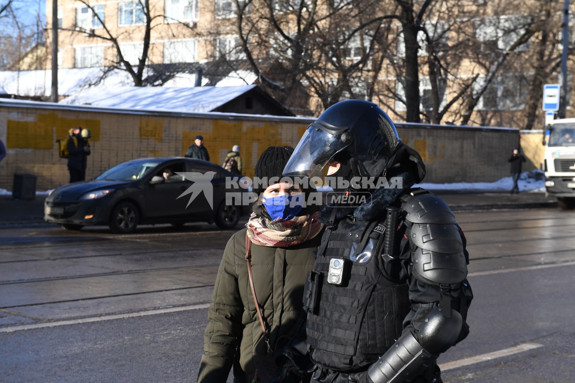 Москва.  Сотрудник полиции во время задержания участницы акции в поддержку Навального у здания Мосгорсуда, где  будет рассматриваться требование ФСИН о замене условного срока Алексея Навального на реальный.