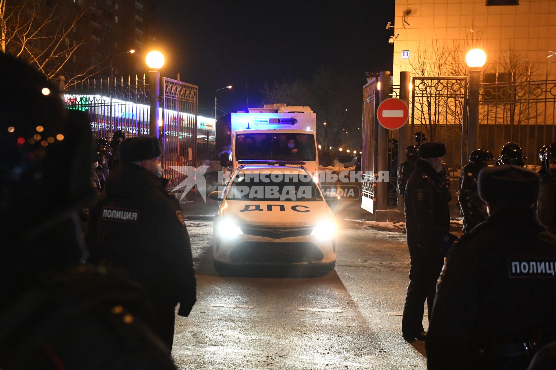 Москва. Сотрудники правоохранительных органов у здания Мосгорсуда, где рассматривается требование ФСИН о замене условного срока Алексея Навального на реальный.