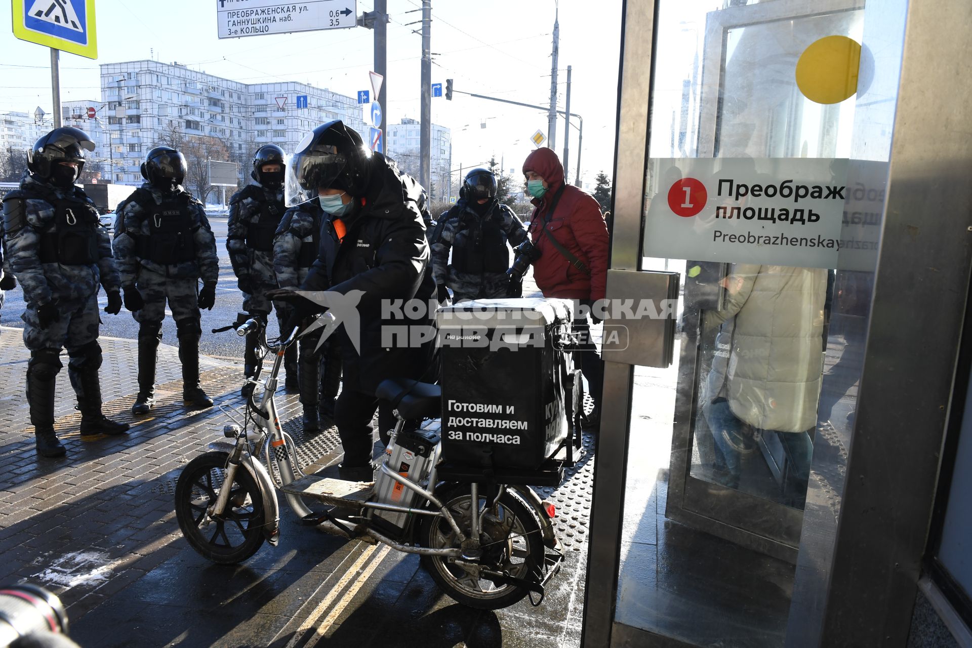 Москва. Сотрудники правоохранительных органов у выхода из станции метро `Преображенская площадь`, вблизи которой ожидается акция в поддержку Алексея Навального у здания Мосгорсуда, где  будет рассматриваться требование ФСИН о замене условного срока А. Навального на реальный.