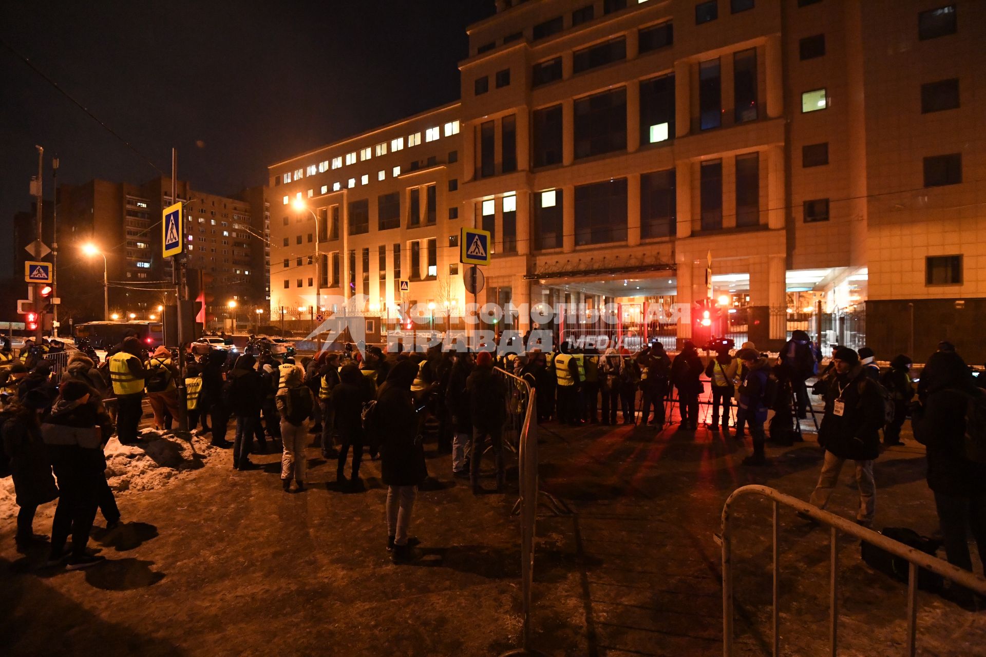 Москва. Журналисты и  сотрудники правоохранительных органов у здания Мосгорсуда,  где рассматривается требование ФСИН о замене условного срока Алексея Навального на реальный.