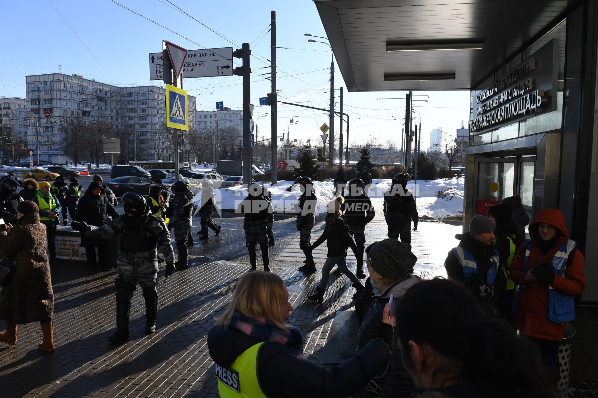 Москва. Сотрудники правоохранительных органов у выхода из станции метро `Преображенская площадь`, вблизи которой ожидается акция в поддержку Алексея Навального у здания Мосгорсуда, где  будет рассматриваться требование ФСИН о замене условного срока А. Навального на реальный.