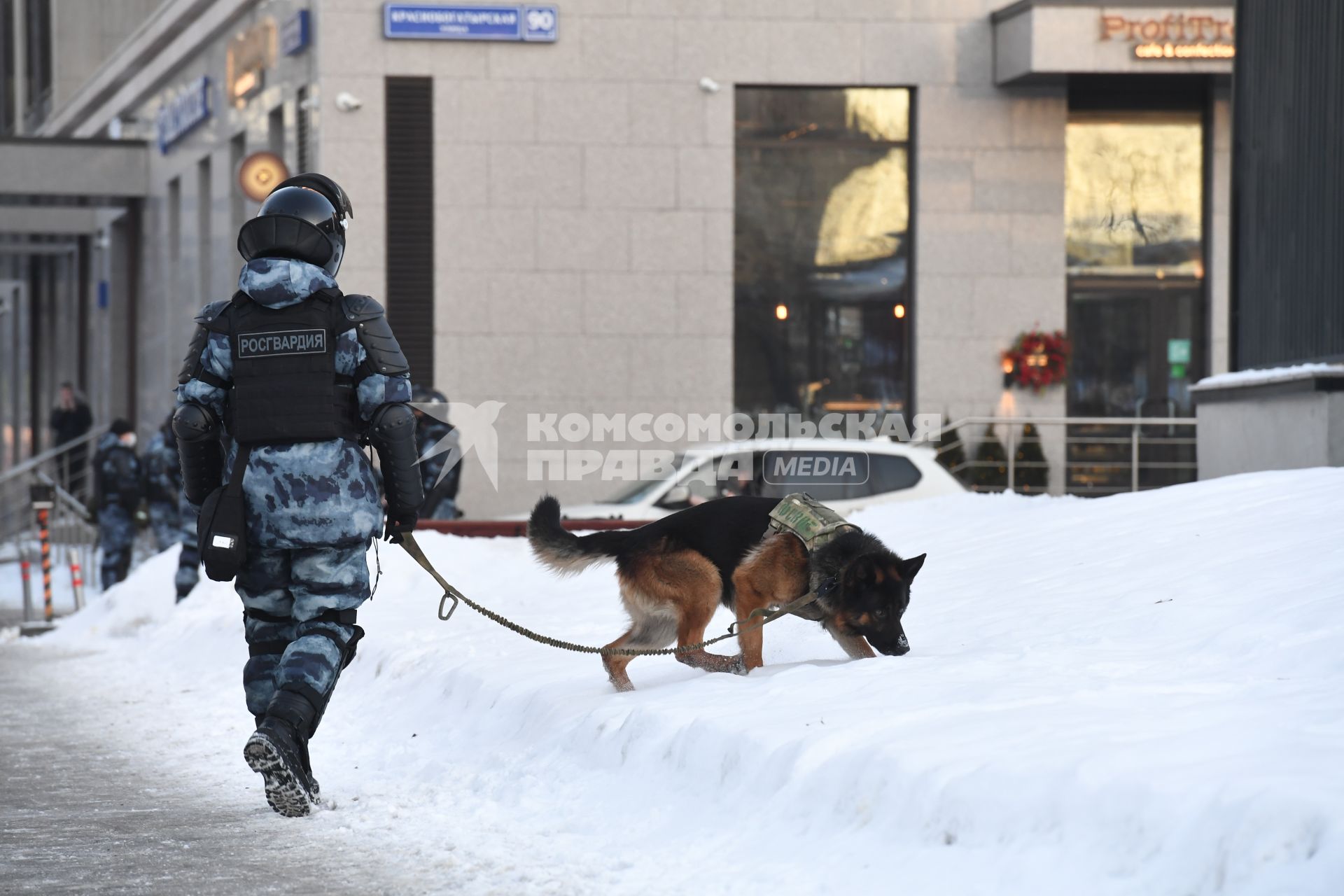 Москва. Сотрудник правоохранительных органов в районе Мосгорсуда, где  будет рассматриваться требование ФСИН о замене условного срока Алексея Навального на реальный.