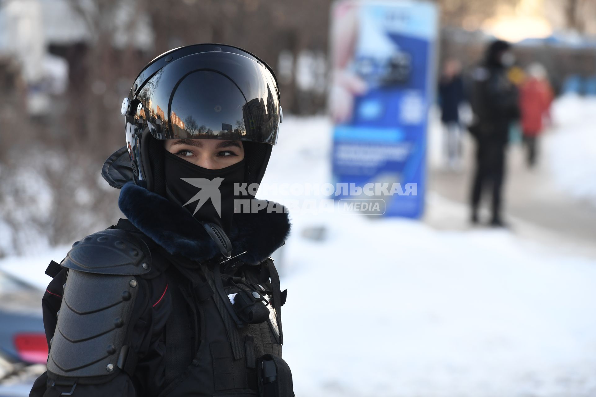 Москва. Сотрудник правоохранительных органов у здания Мосгорсуда, где  будет рассматриваться требование ФСИН о замене условного срока Алексея Навального на реальный.