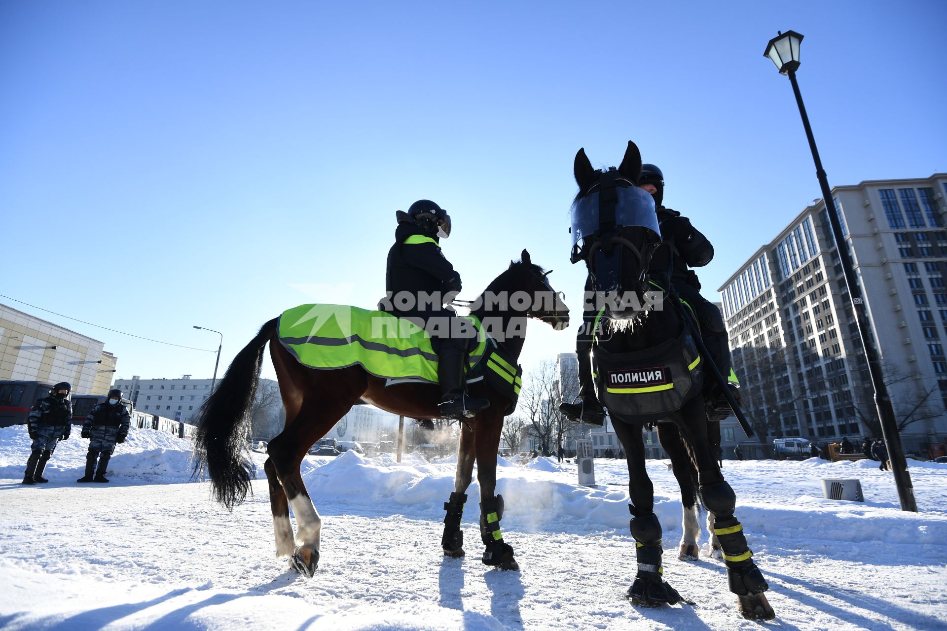 Москва.  Конная полиция в районе Мосгорсуда, где  будет рассматриваться требование ФСИН о замене условного срока Алексея Навального на реальный.