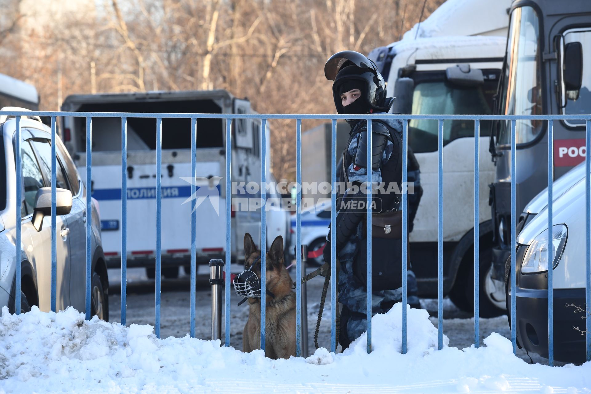 Москва. Сотрудник правоохранительных органов в районе Мосгорсуда, где  будет рассматриваться требование ФСИН о замене условного срока Алексея Навального на реальный.