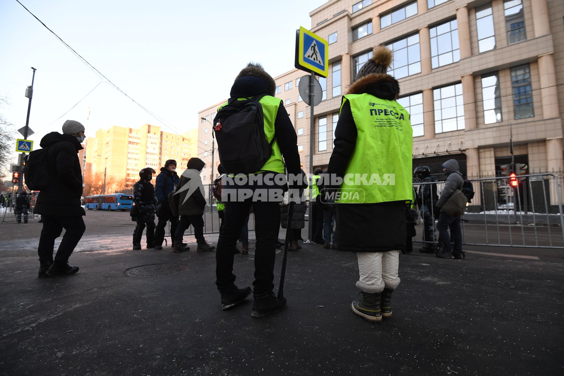 Москва. Журналисты и  сотрудники правоохранительных органов у здания Мосгорсуда,  где рассматривается требование ФСИН о замене условного срока Алексея Навального на реальный.