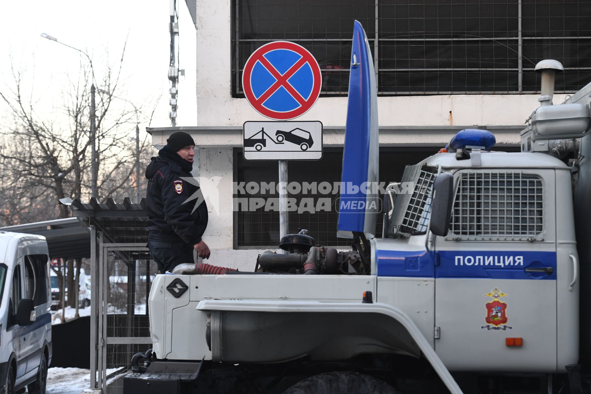 Москва. Сотрудник полиции ремонтирует автомобиль.