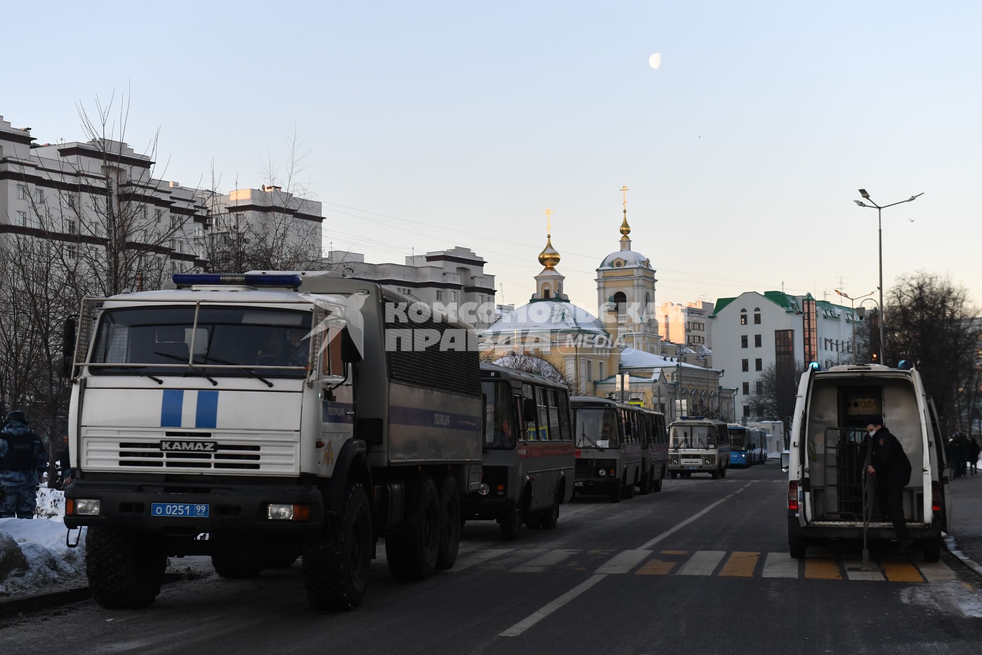 Москва. Автомобили полиции у храма Преображения Господня на Преображенской площади, вблизи которой ожидается акция в поддержку Алексея Навального у здания Мосгорсуда, где  будет рассматриваться требование ФСИН о замене условного срока А. Навального на реальный.