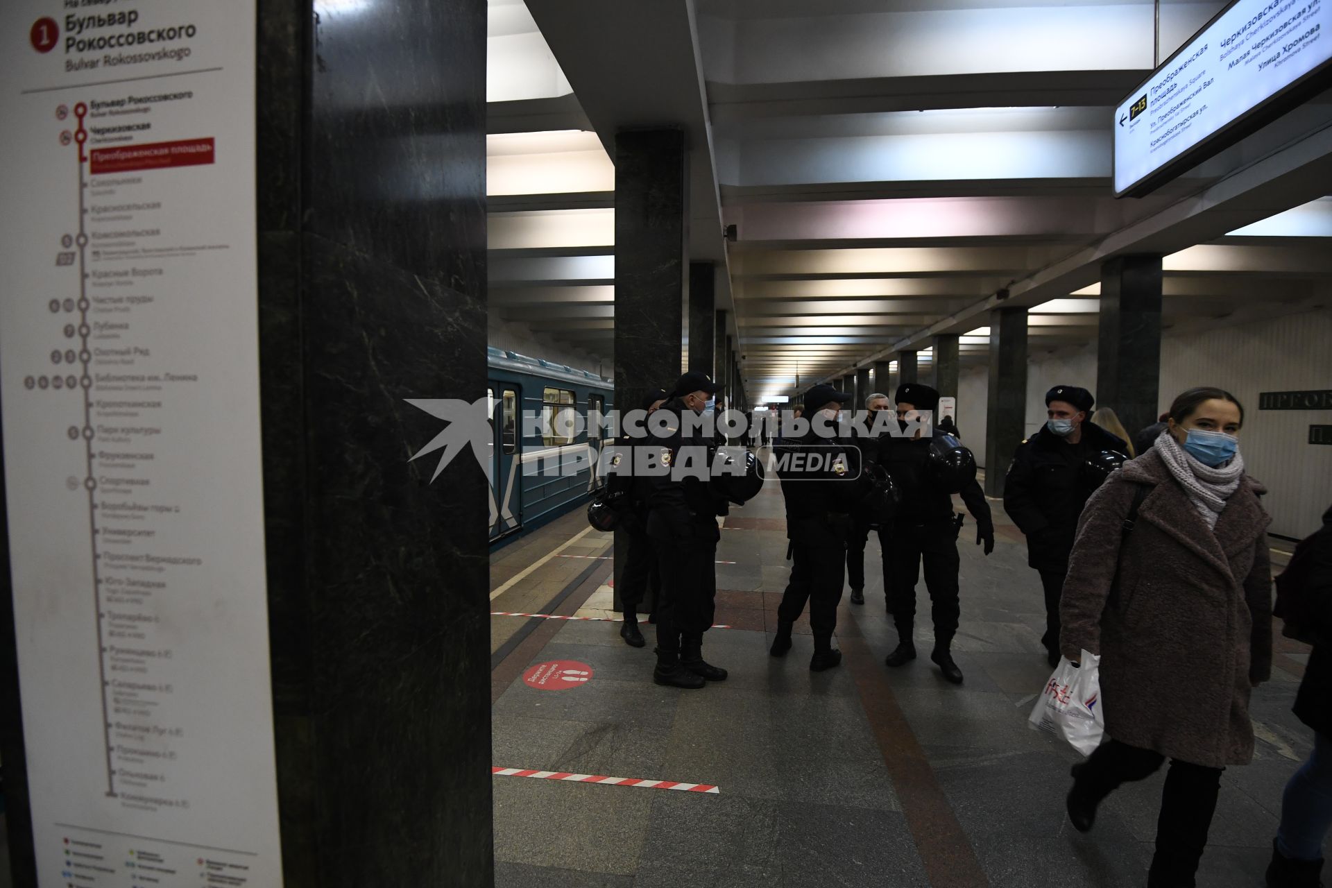 Москва. Сотрудники правоохранительных органов дежурят на станции метро `Преображенская площадь`, вблизи которой ожидается акция в поддержку Алексея Навального у здания Мосгорсуда, где  будет рассматриваться требование ФСИН о замене условного срока А. Навального на реальный.