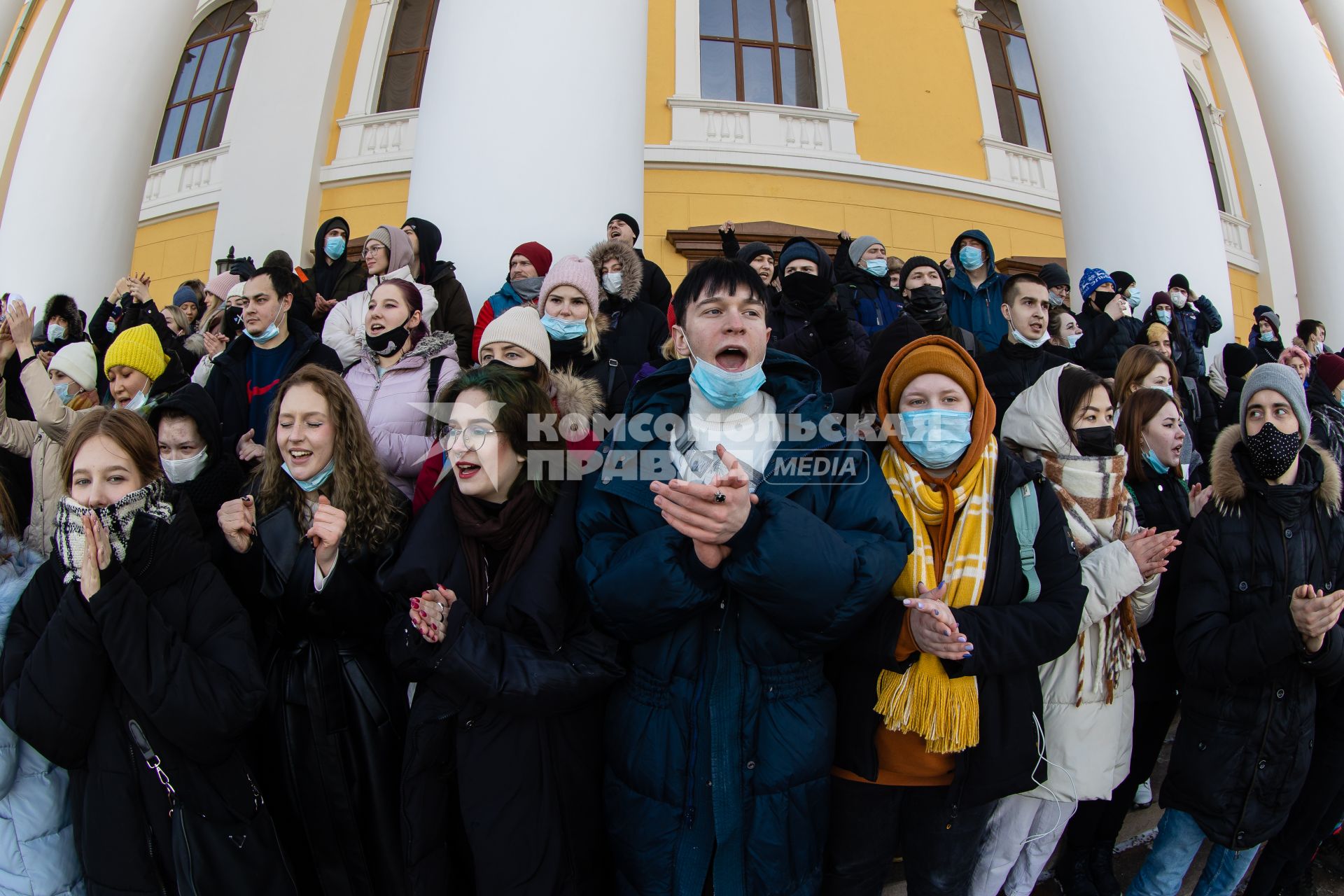 Челябинск. Участники несанкционированной акции в поддержку Алексея Навального на одной из улиц города.