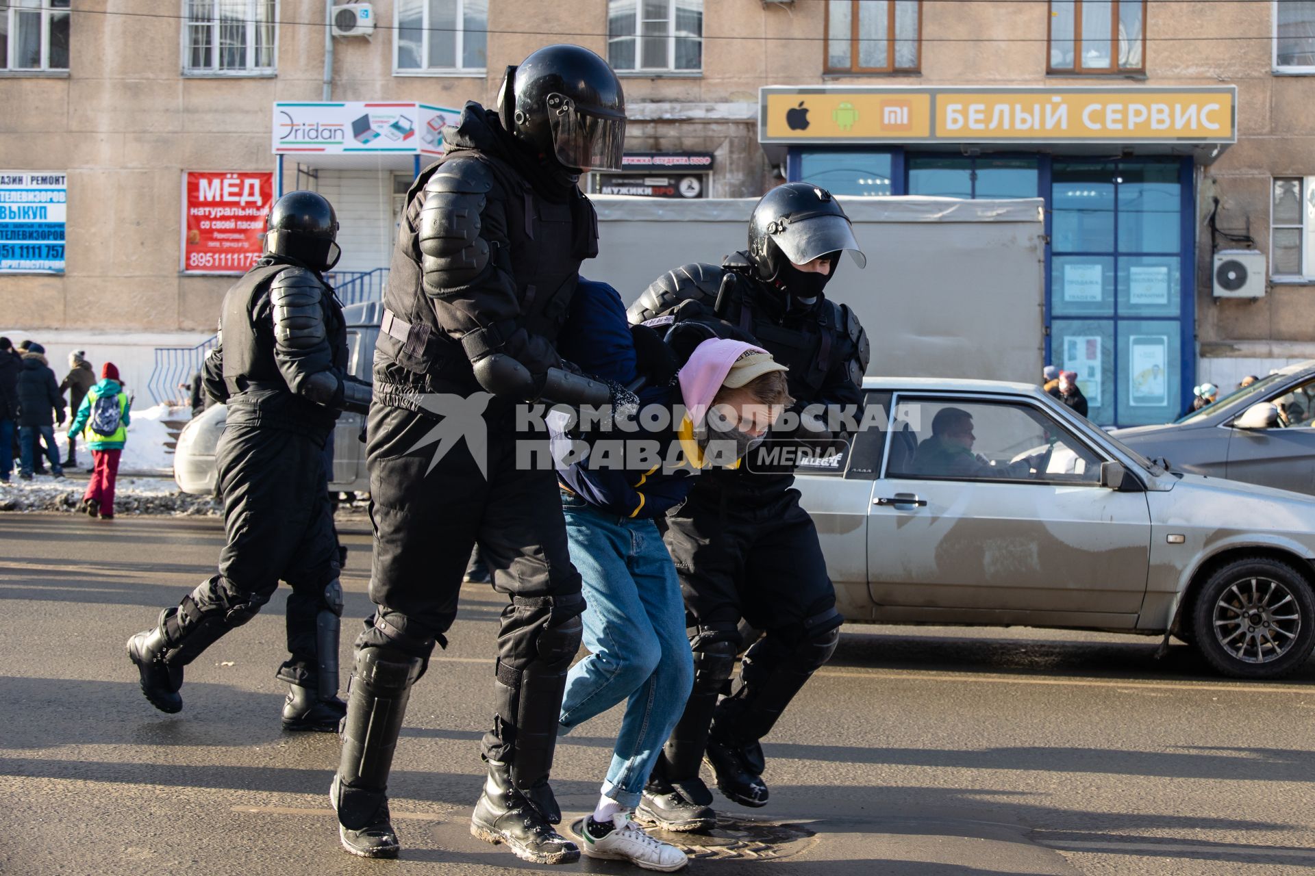 Челябинск. Сотрудники правоохранительных органов задерживают участника несанкционированной акции протеста в поддержку Алексея Навального.