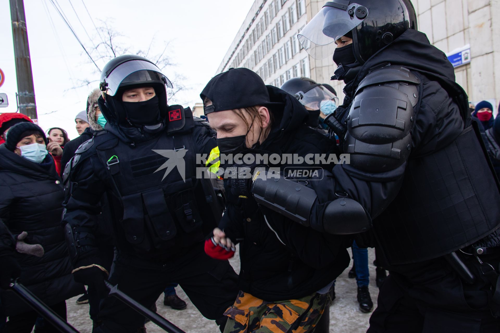 Челябинск. Сотрудники правоохранительных органов задерживают участника несанкционированной акции протеста в поддержку Алексея Навального.