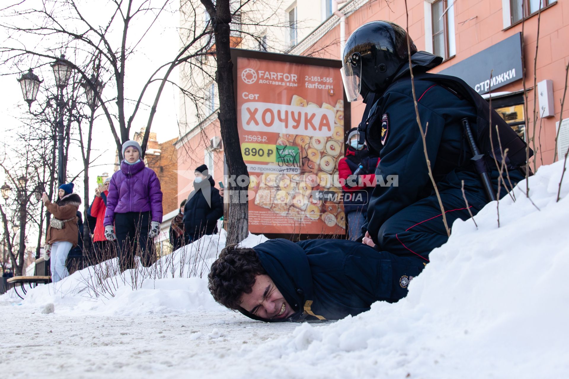 Челябинск. Сотрудник правоохранительных органов задерживает участника несанкционированной акции протеста в поддержку Алексея Навального.