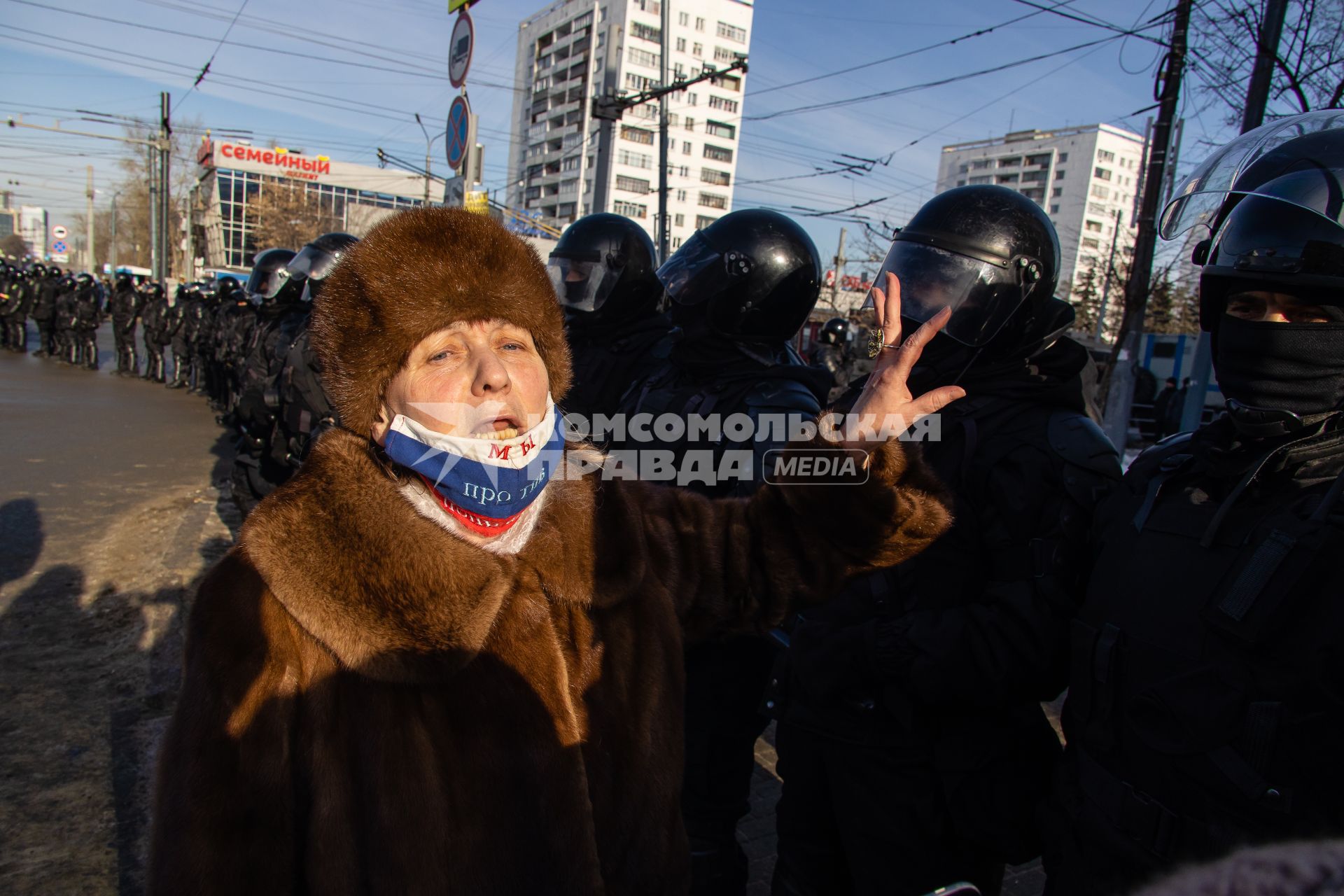 Челябинск.  Сотрудники правоохранительных органов и участница несанкционированной акции в поддержку оппозиционера Алексея Навального.