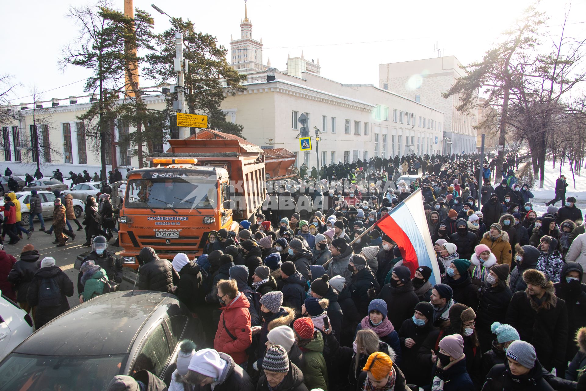 Челябинск. Участники несанкционированной акции в поддержку Алексея Навального на одной из улиц города.