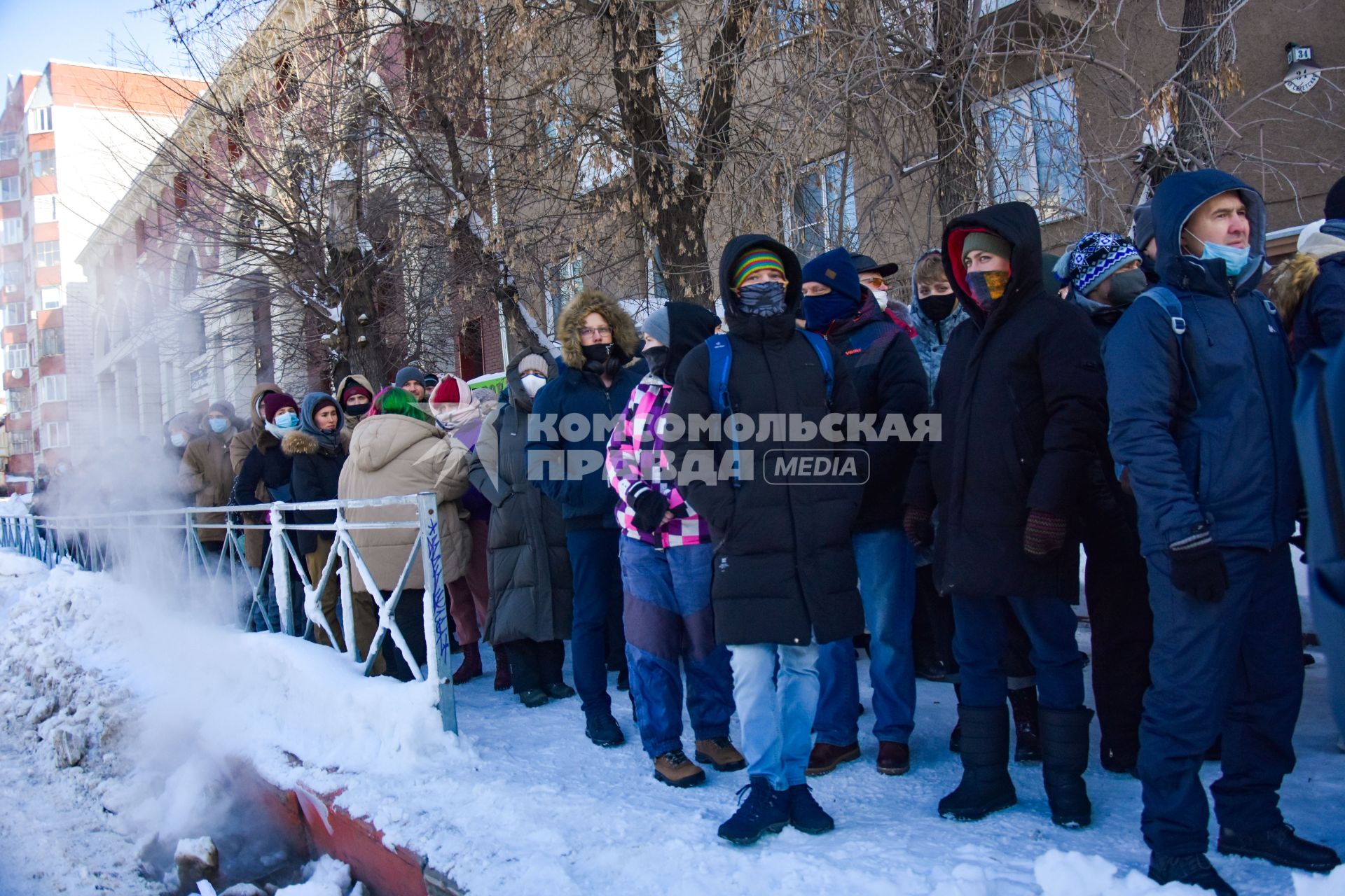 Новосибирск.  Участники несанкционированной акции в поддержку Алексея Навального на одной из улиц города.