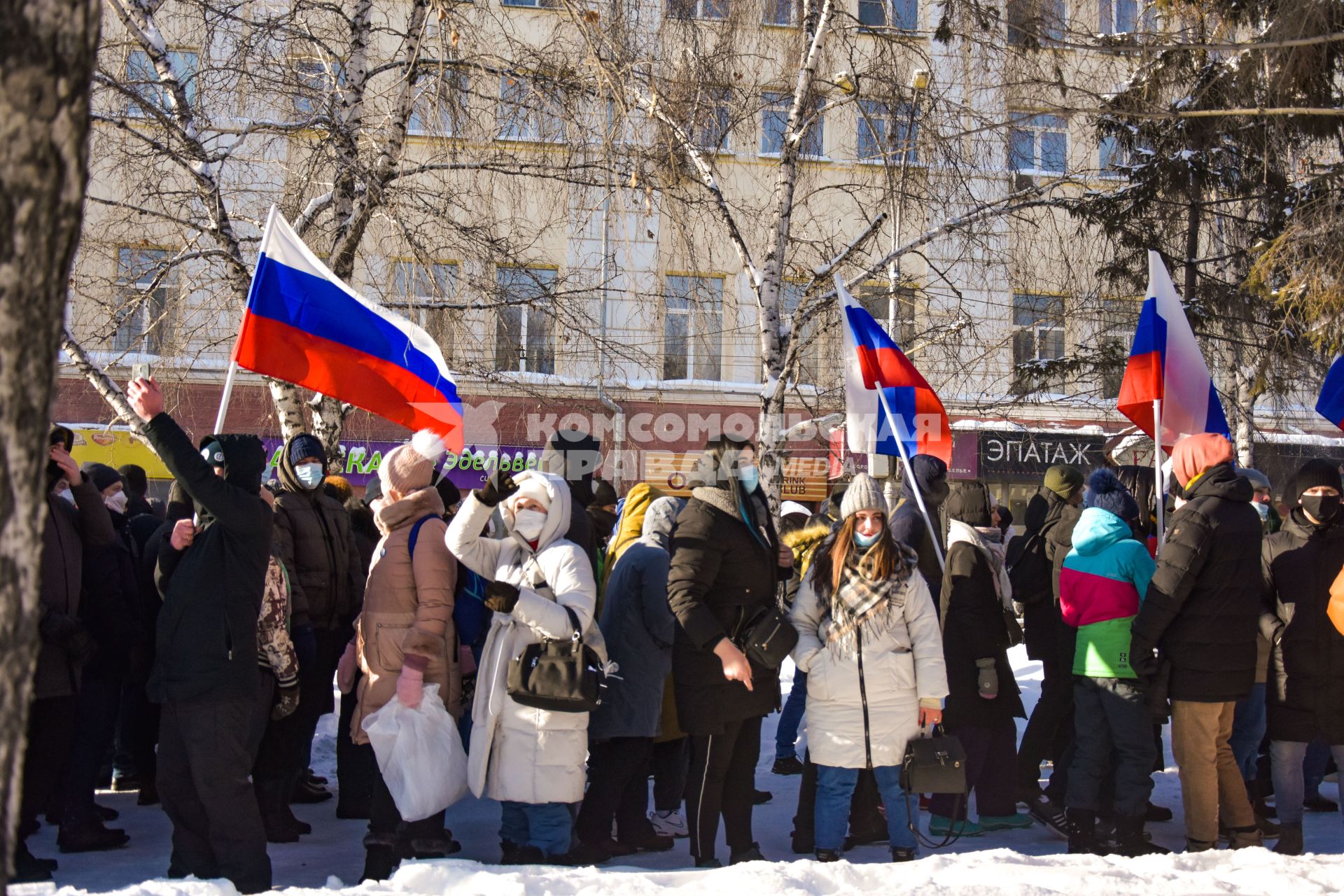 Новосибирск.  Участники несанкционированной акции в поддержку Алексея Навального на одной из улиц города.