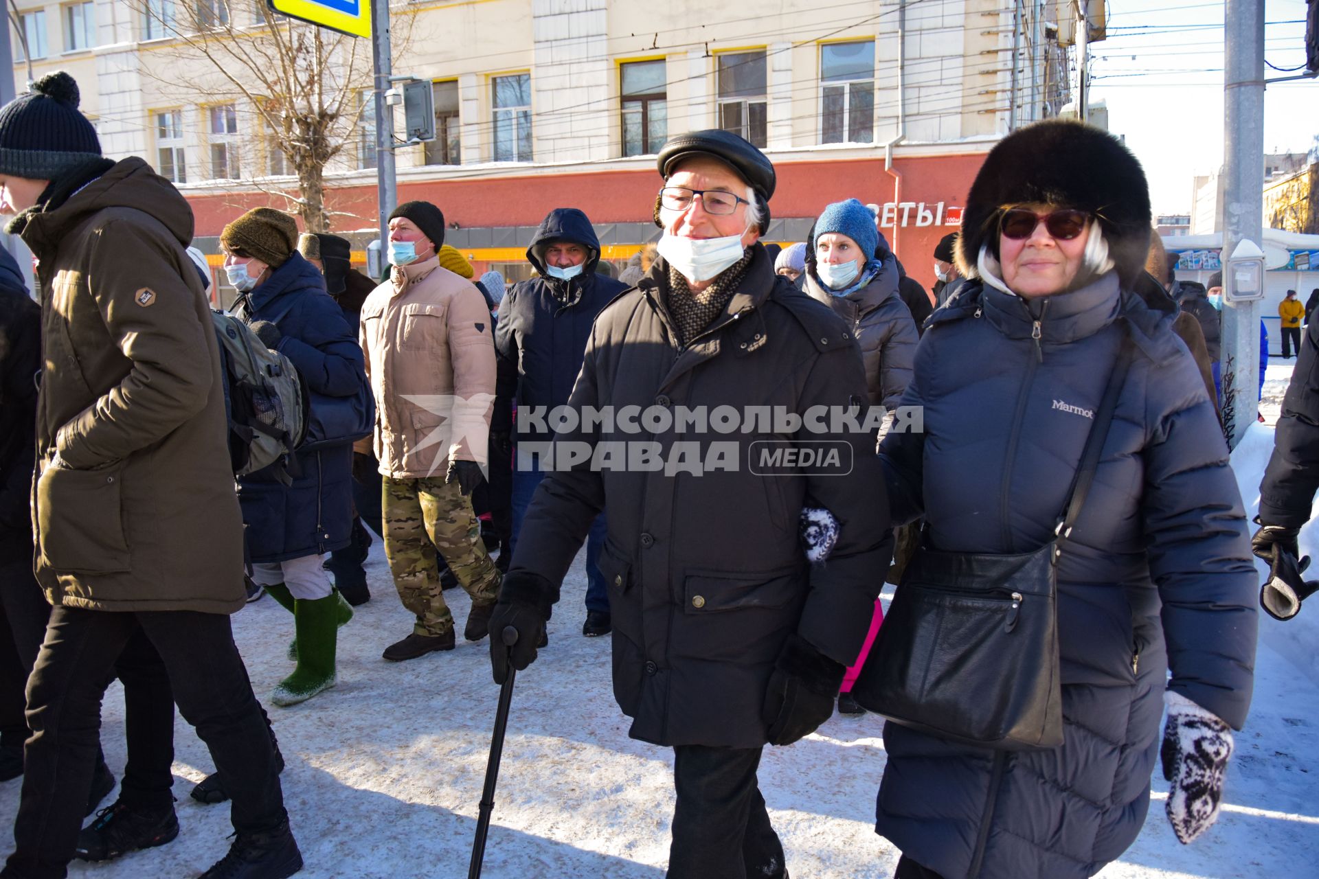 Новосибирск.  Участники несанкционированной акции в поддержку Алексея Навального на одной из улиц города.