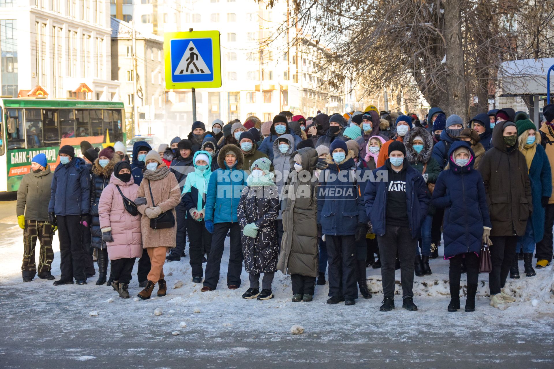 Новосибирск.  Участники несанкционированной акции в поддержку Алексея Навального на одной из улиц города.