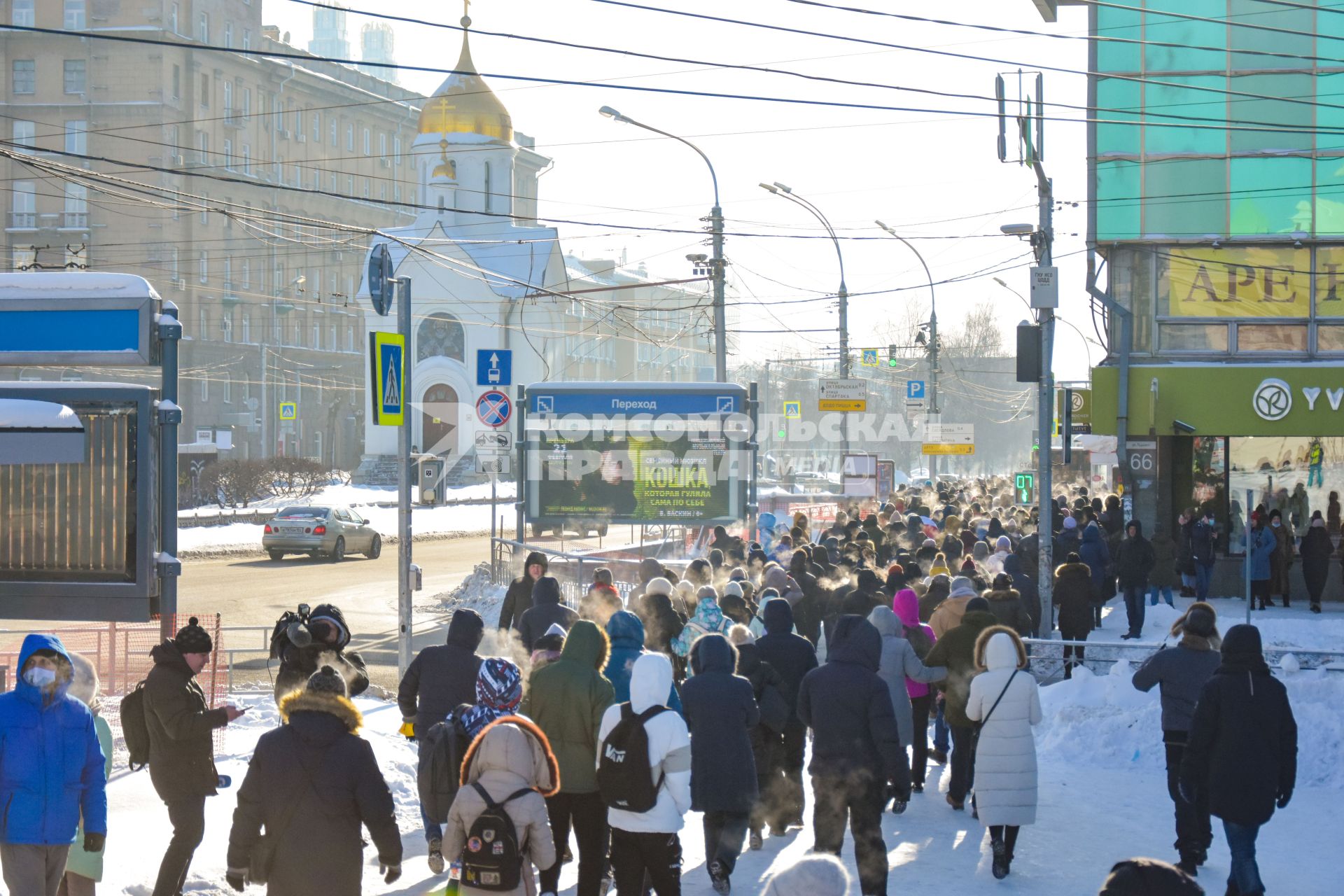 Новосибирск.  Участники несанкционированной акции в поддержку Алексея Навального на Красном проспекте.