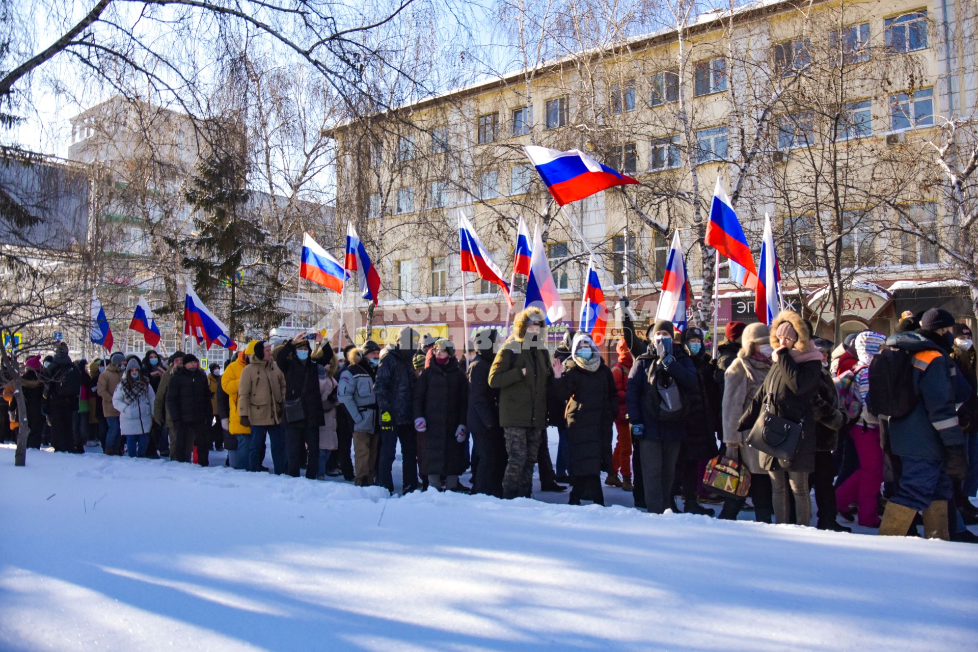 Новосибирск.  Участники несанкционированной акции в поддержку Алексея Навального на одной из улиц города.