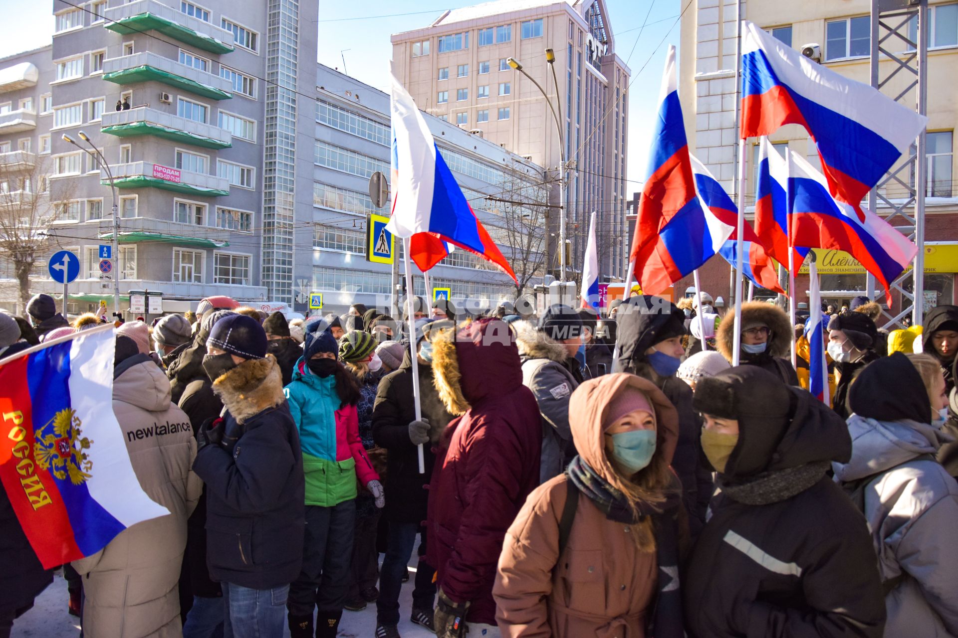 Новосибирск.  Участники несанкционированной акции в поддержку Алексея Навального на одной из улиц города.