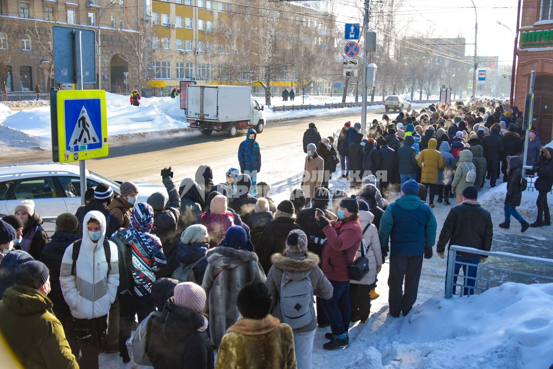 Новосибирск. Участники несанкционированной акции в поддержку Алексея Навального на одной из улиц города.