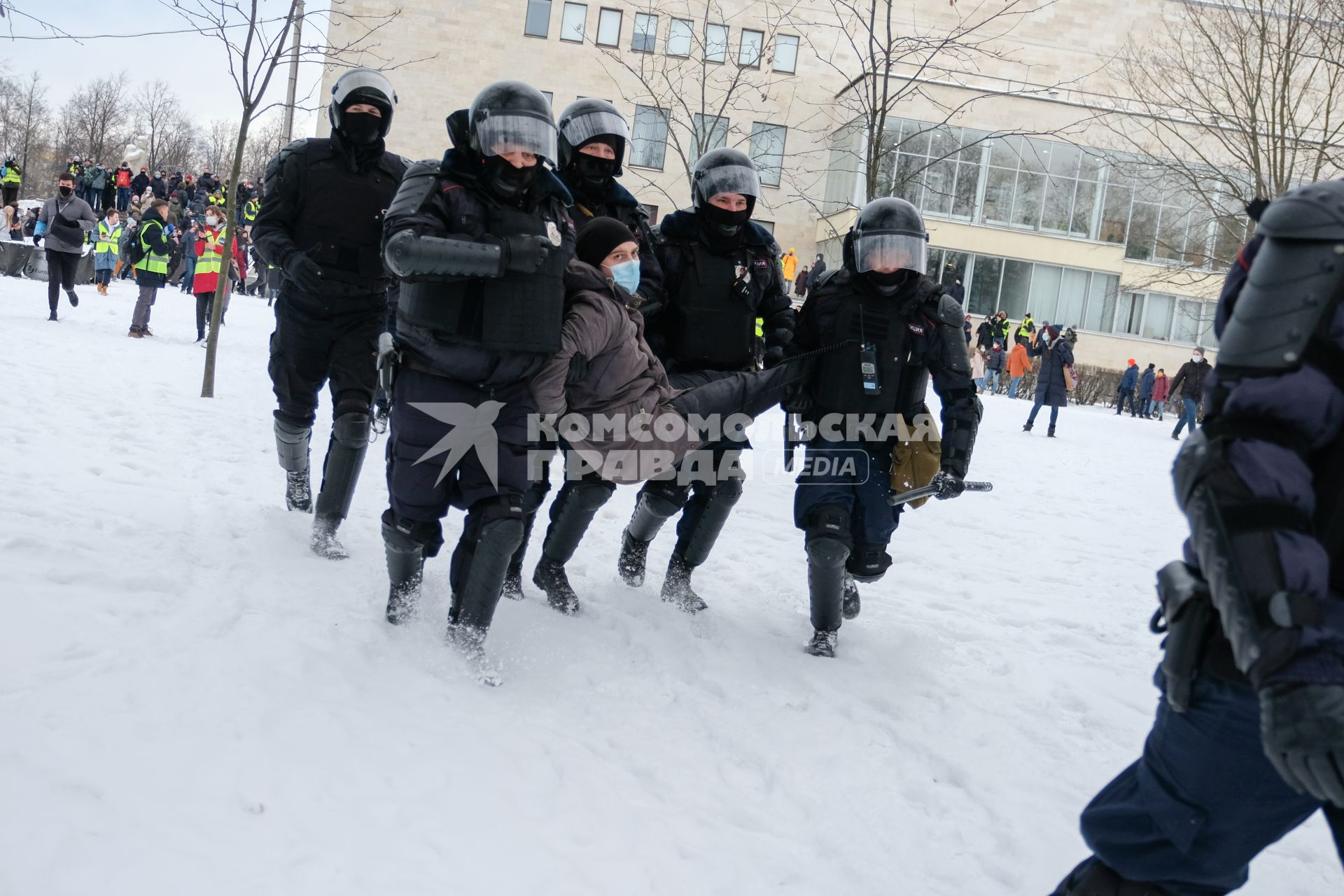 Санкт-Петербург. Сотрудники правоохранительных органов задерживают участника несанкционированной акции в поддержку оппозиционера Алексея Навального.