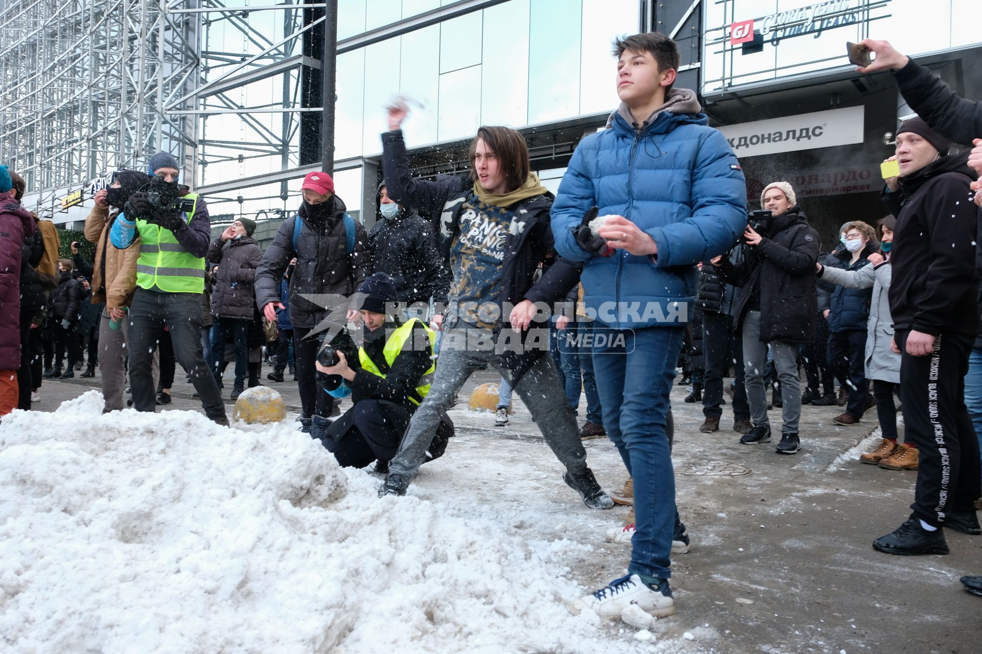 Санкт-Петербург. Митингующие во время несанкционированной акции в поддержку Алексея Навального.