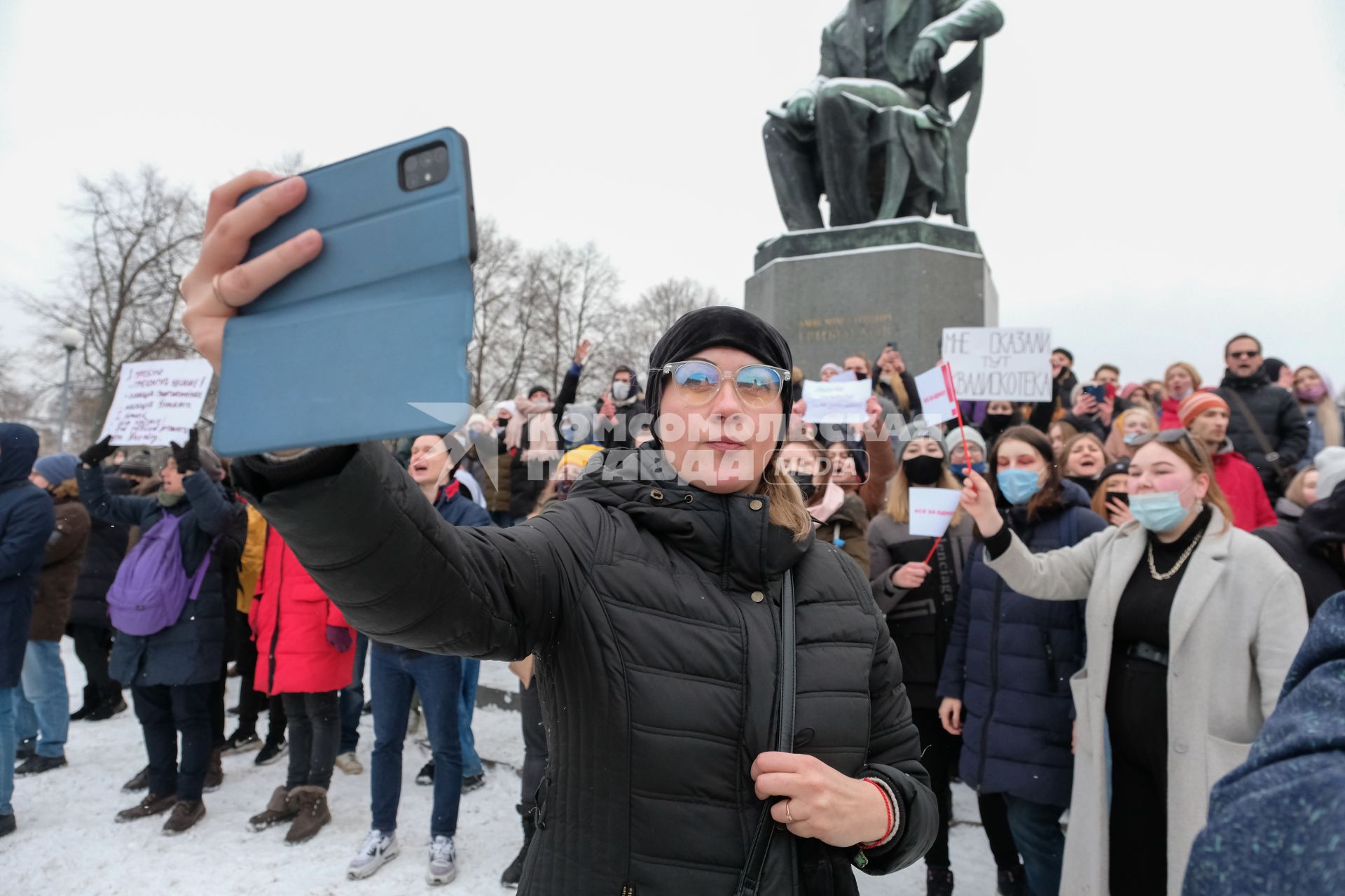 Санкт-Петербург.  Участники несанкционированной акции в поддержку оппозиционера Алексея Навального.