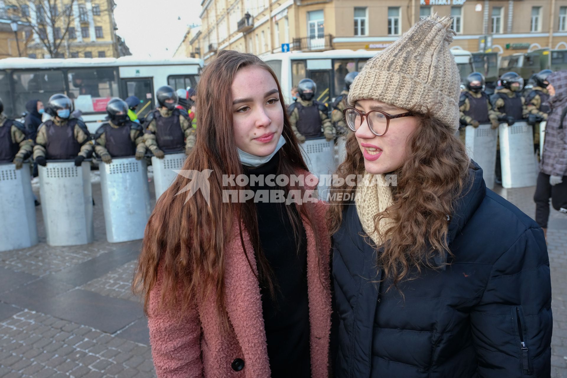 Санкт-Петербург.  Девушки во время несанкционированной акции в поддержку Алексея Навального.