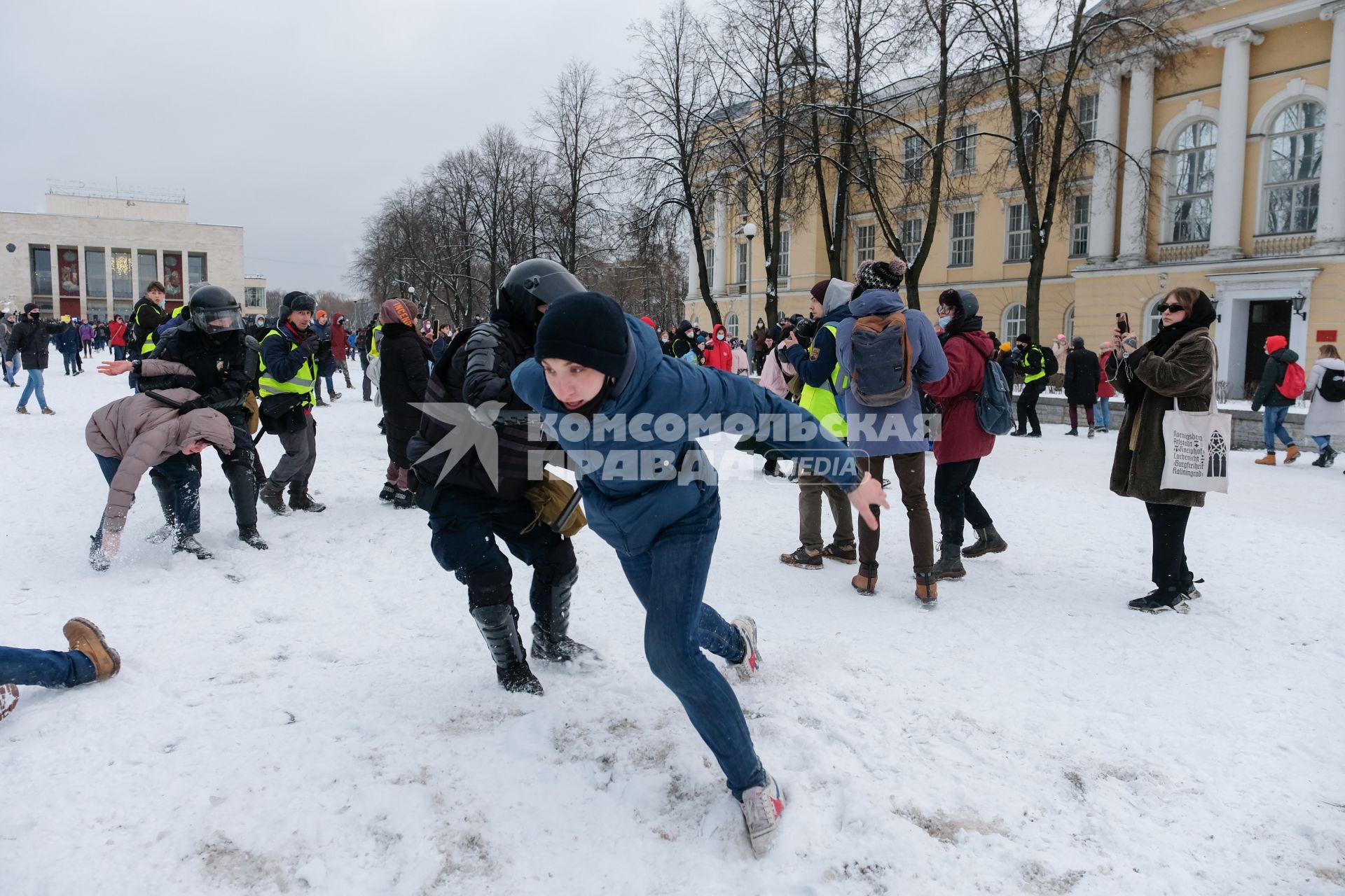 Санкт-Петербург. Сотрудники правоохранительных органов задерживают участника несанкционированной акции в поддержку оппозиционера Алексея Навального.