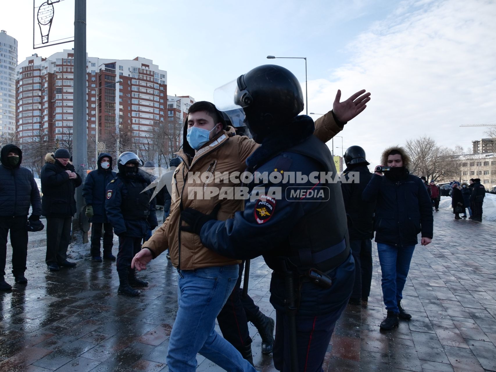 Самара. Сотрудники правоохранительных органов задерживают участника несанкционированной акции протеста в поддержку Алексея Навального.