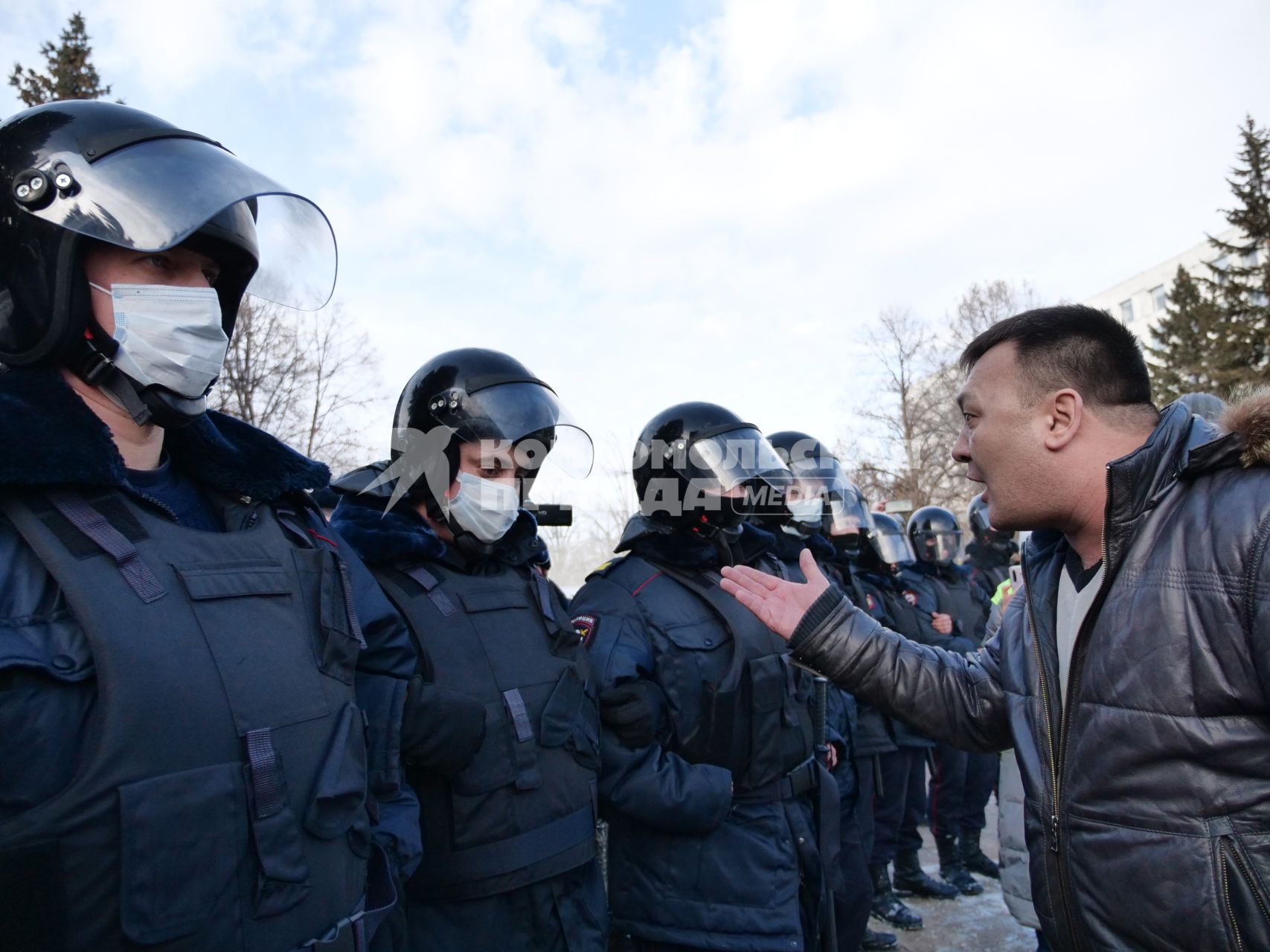 Самара. Сотрудники правоохранительных органов и участник несанкционированной акции в поддержку оппозиционера Алексея Навального.