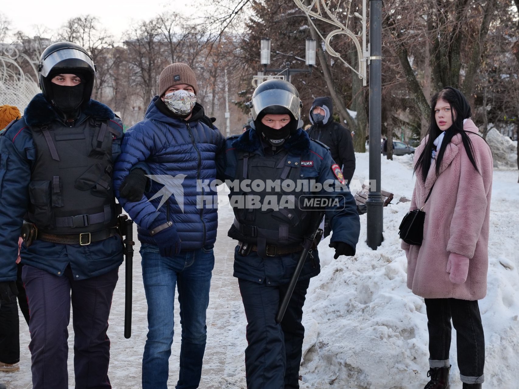 Самара. Сотрудники правоохранительных органов задерживают участника несанкционированной акции протеста в поддержку Алексея Навального.