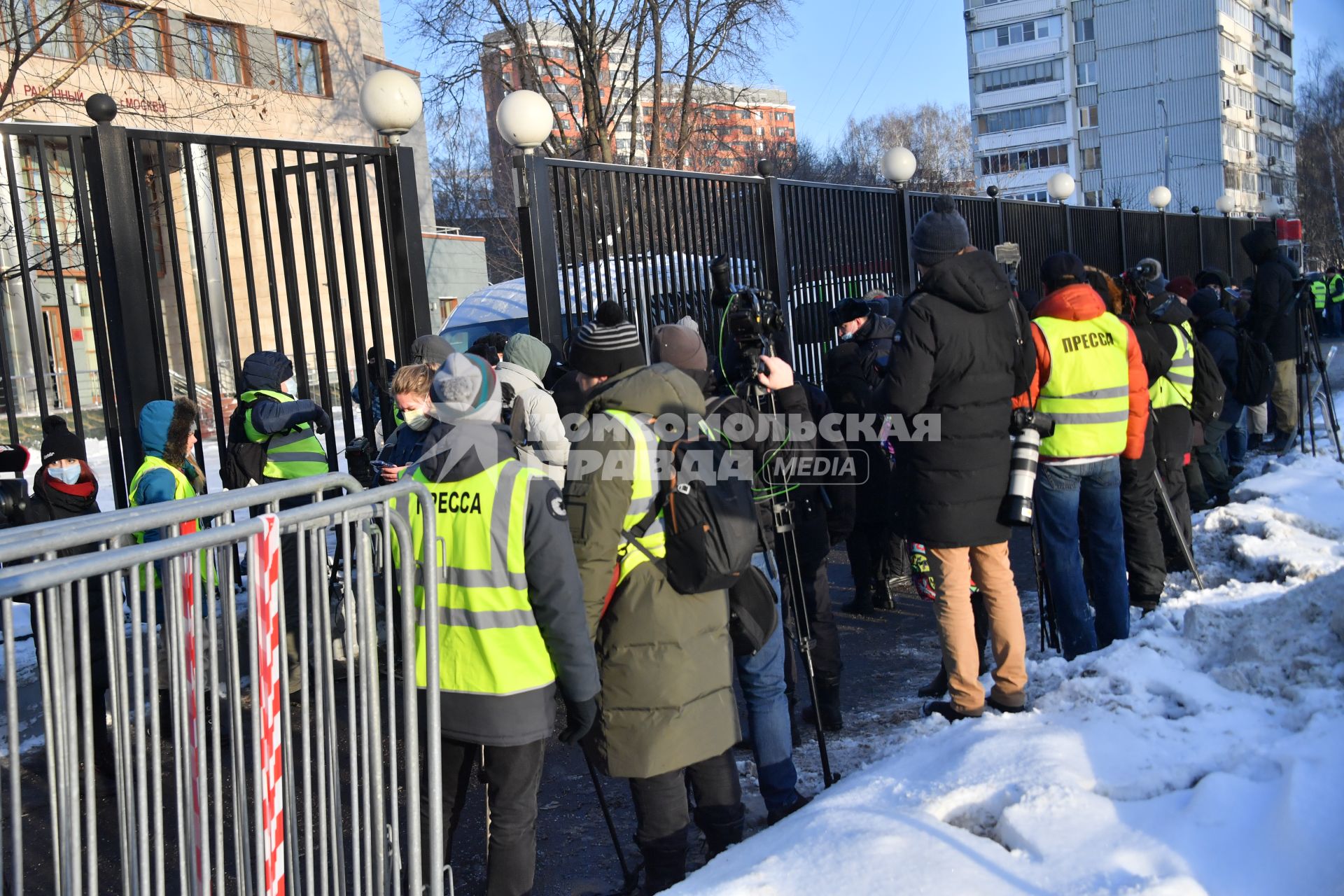 Москва. Сторонники оппозиционера Алексея Навльного у здания Бабушкинского суда, где проходит заседание по делу А. Навального, обвиняемого в клевете в отношении ветерана.