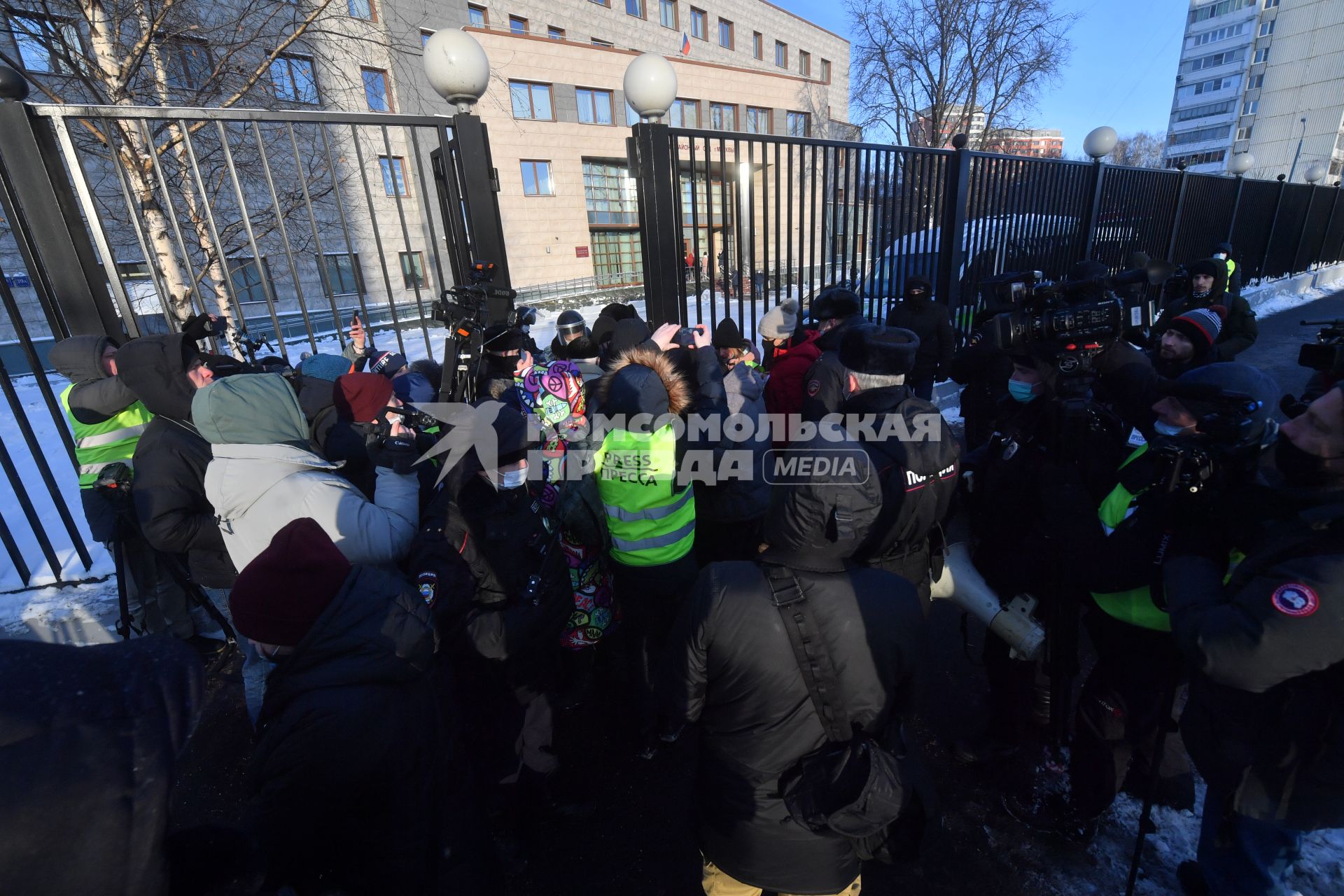 Москва. Сторонники оппозиционера Алексея Навльного у здания Бабушкинского суда, где проходит заседание по делу А. Навального, обвиняемого в клевете в отношении ветерана.