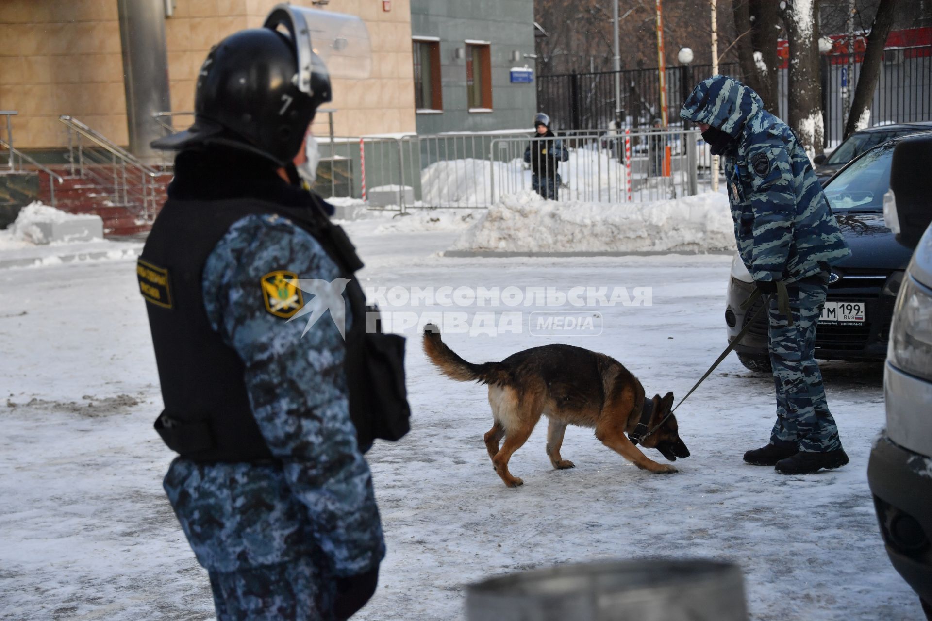 Москва. Полицейские у здания Бабушкинского суда, где проходит заседание по делу А. Навального, обвиняемого в клевете в отношении ветерана.