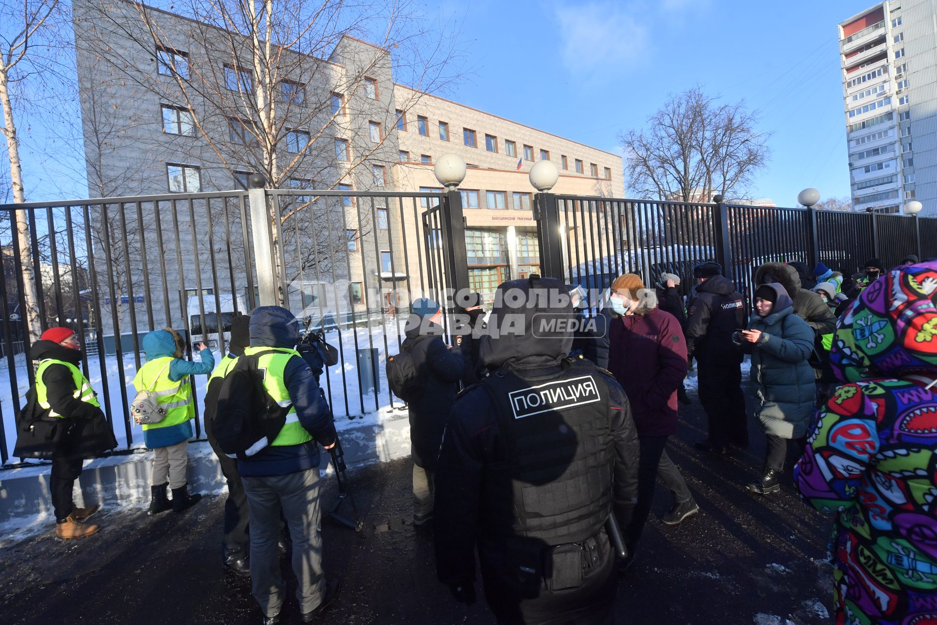 Москва. Сторонники оппозиционера Алексея Навльного у здания Бабушкинского суда, где проходит заседание по делу А. Навального, обвиняемого в клевете в отношении ветерана.