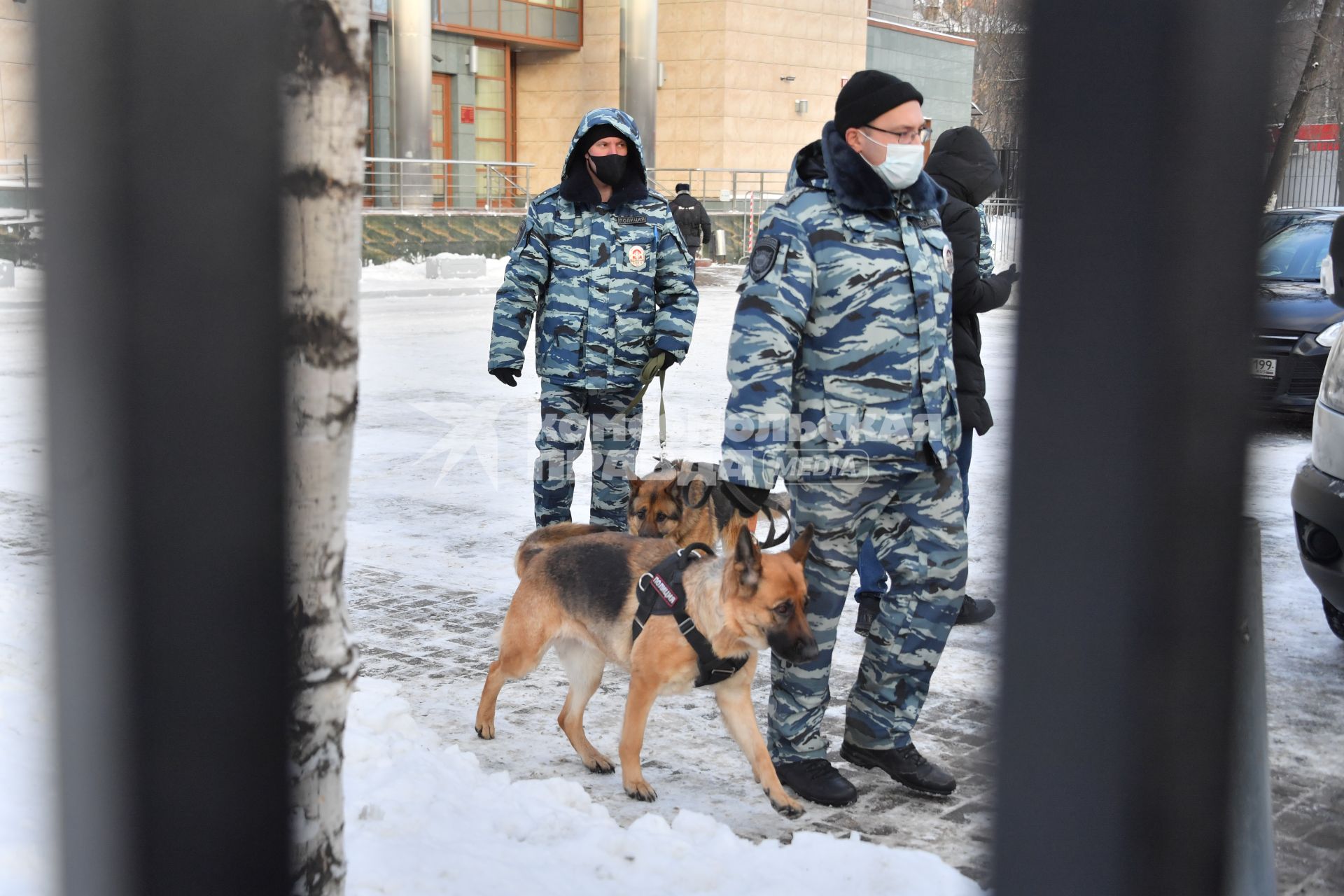 Москва. Сотрудник службы судебных приставов у здания Бабушкинского суда, где проходит заседание по делу А. Навального, обвиняемого в клевете в отношении ветерана.