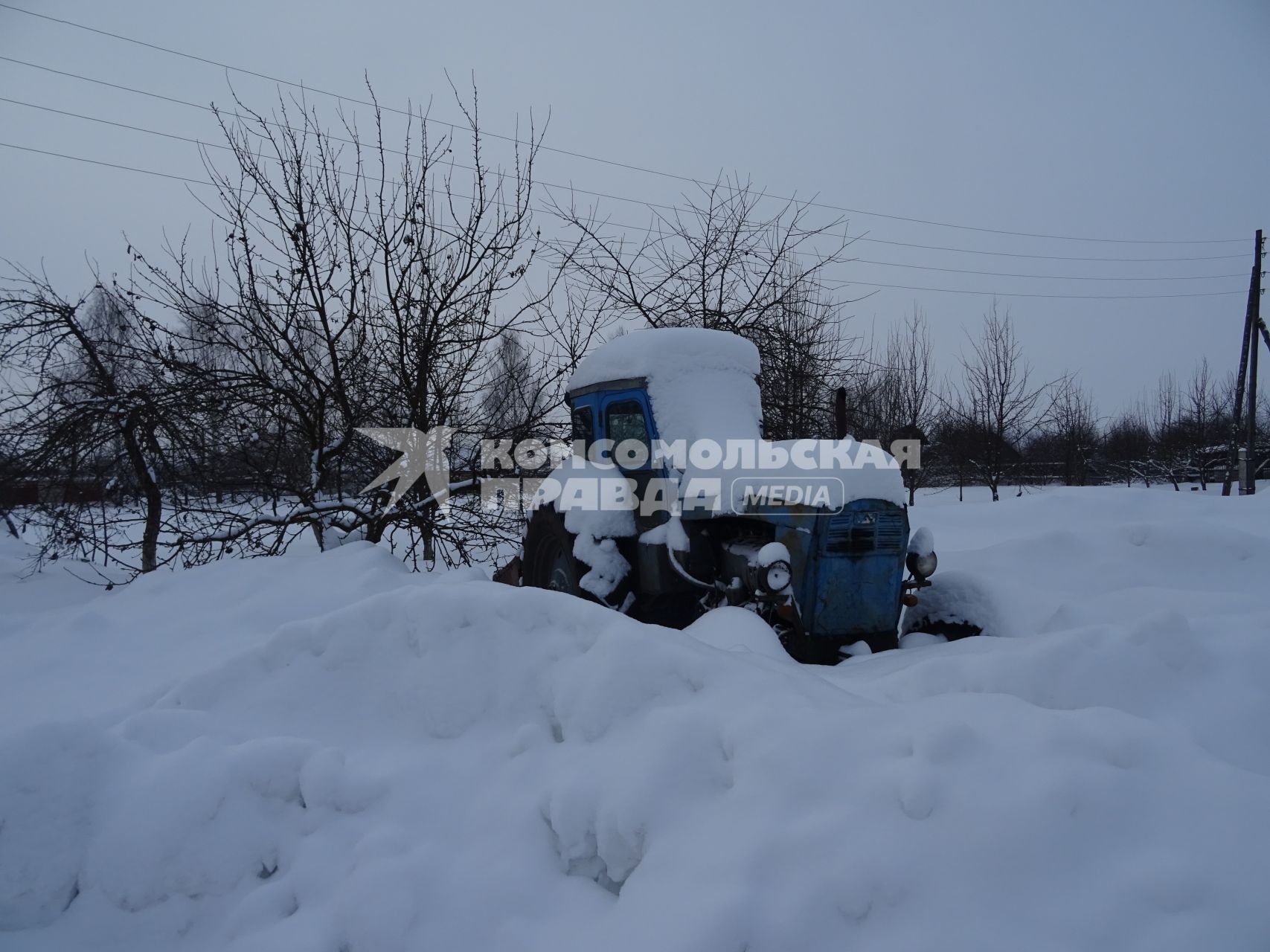 Нижегородская область. д.Зверево. Старенький трактор Т-40, принадлежащий Геннадию Толченкову. Нижегородскому крестьянину Геннадию Толченкову грозит тюремный срок за сбор 13 поваленных деревьев в лесу.