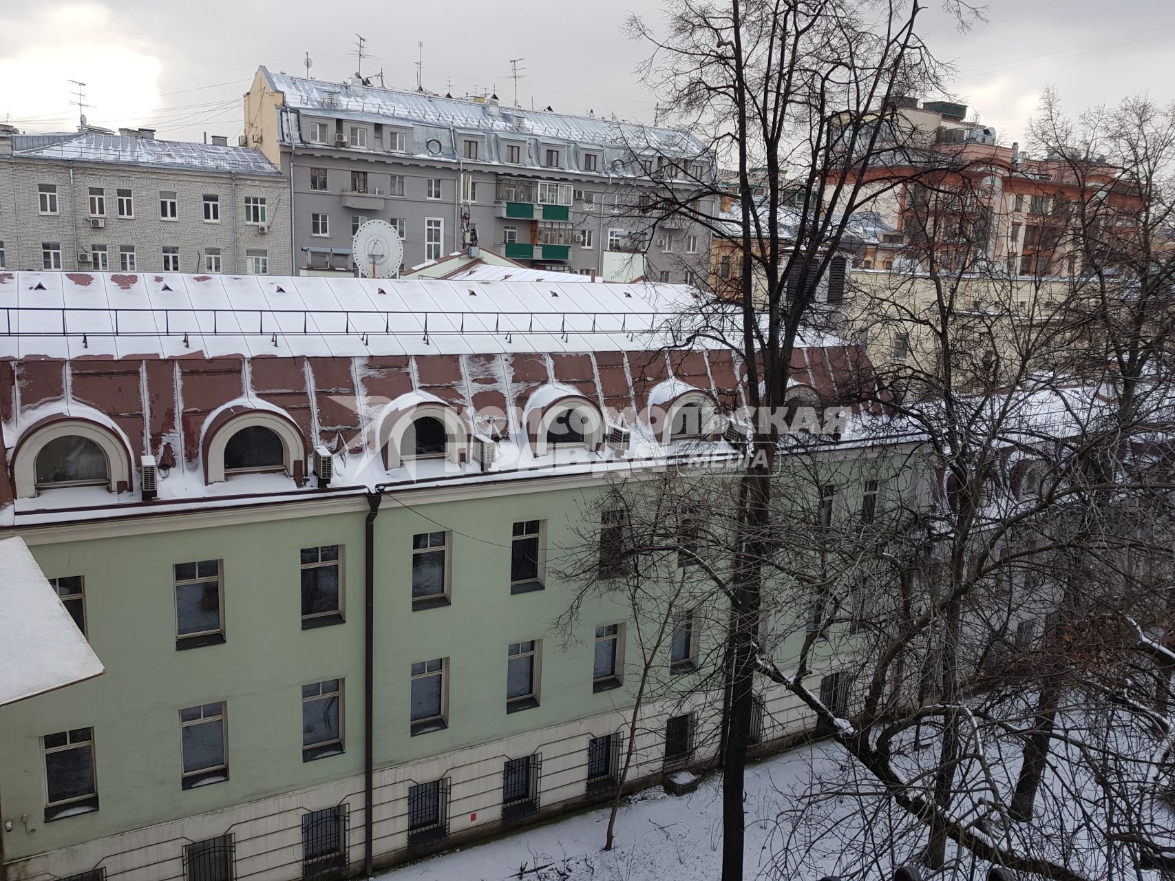 Москва. Вид из окна жилого дома в Трехпрудном переулке на историческое здание в Большом Палашевском переулке.