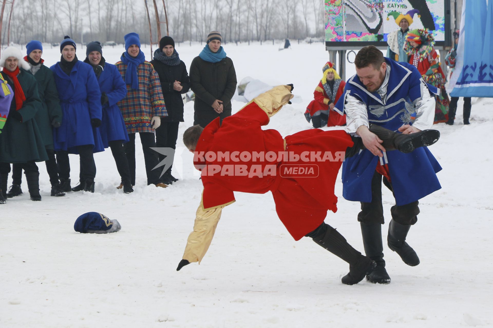 Барнаул.  Потешные бои  во время фестиваля `Сибирсквая масленица`.