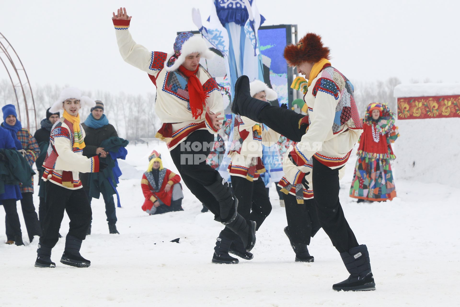 Барнаул.  Потешные бои  во время фестиваля `Сибирсквая масленица`.