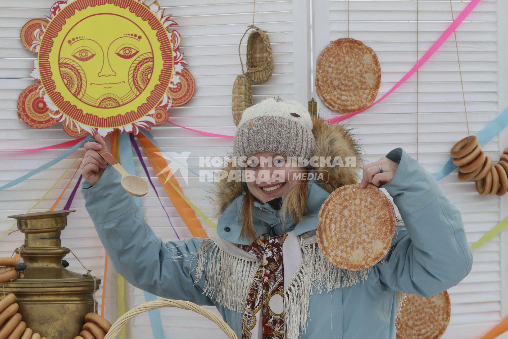 Барнаул.  Девушка угощает блинами во время фестиваля `Сибирсквая масленица`.