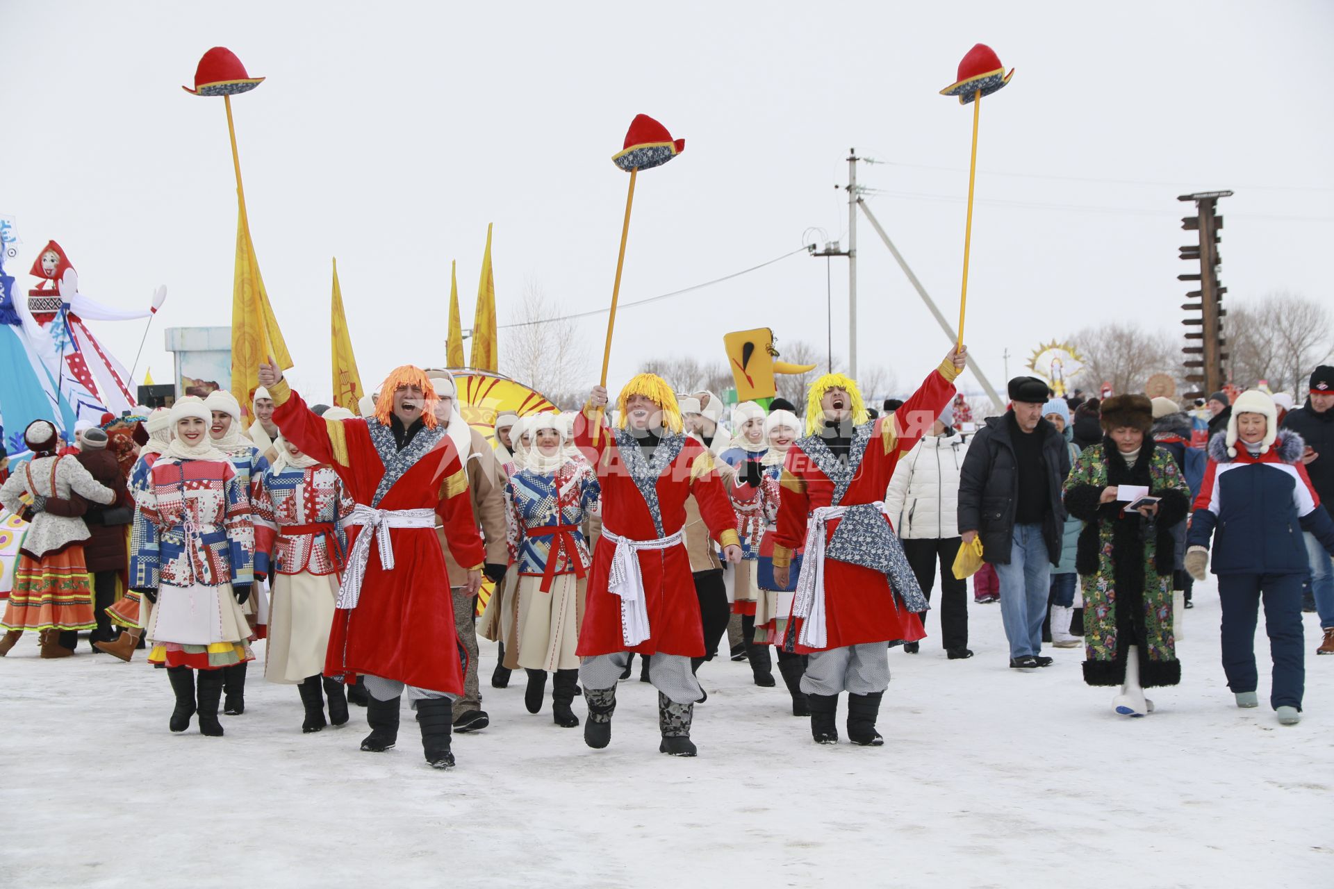 Барнаул. Участники театрализованного масленичного шествия  во время фестиваля `Сибирсквая масленица`.
