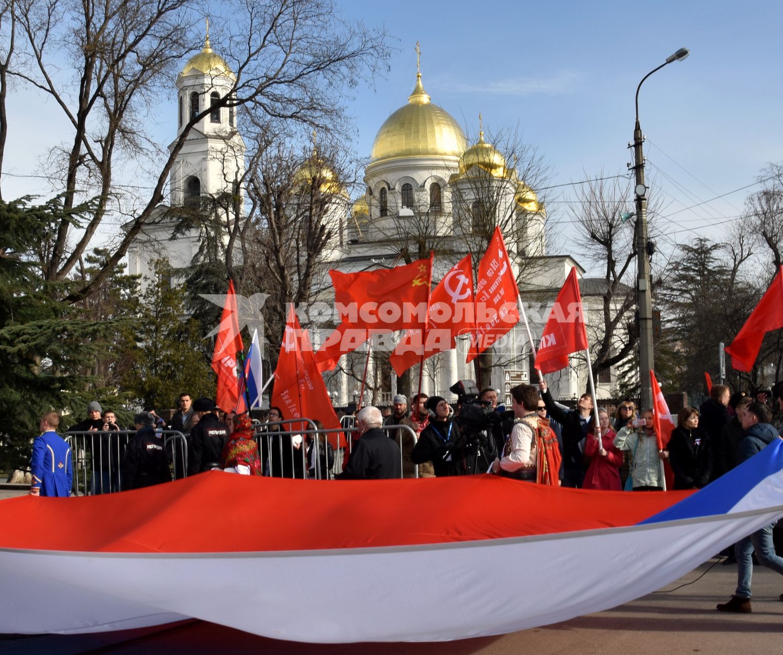 Крым.   Молодые люди держат Российский флаг  во время фестиваля `Крымская весна`посвященного 5-летию Общекрымского референдума 2014 года и воссоединения Крыма с Россией.