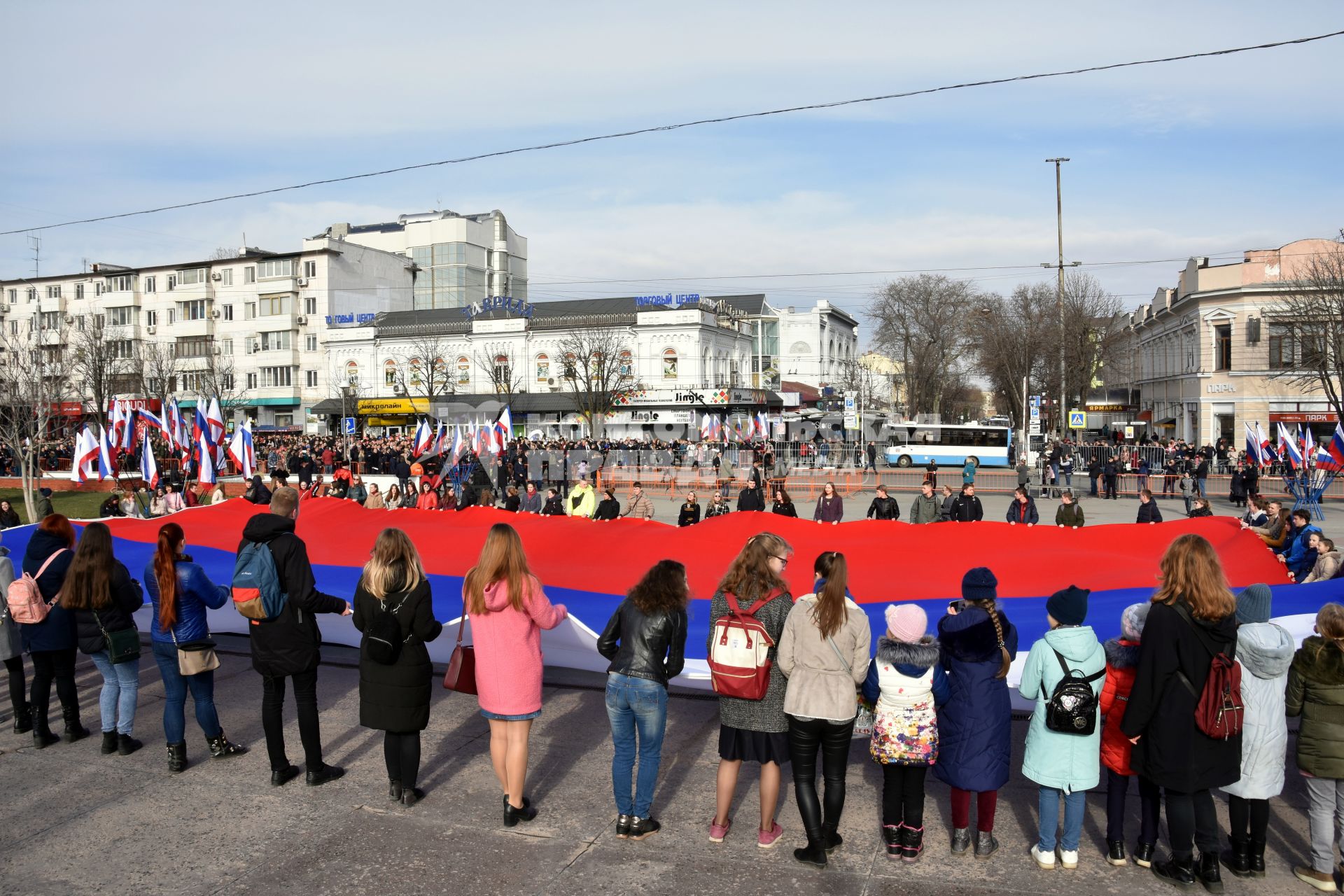 Крым.   Молодые люди держат Российский флаг  во время фестиваля `Крымская весна`посвященного 5-летию Общекрымского референдума 2014 года и воссоединения Крыма с Россией.