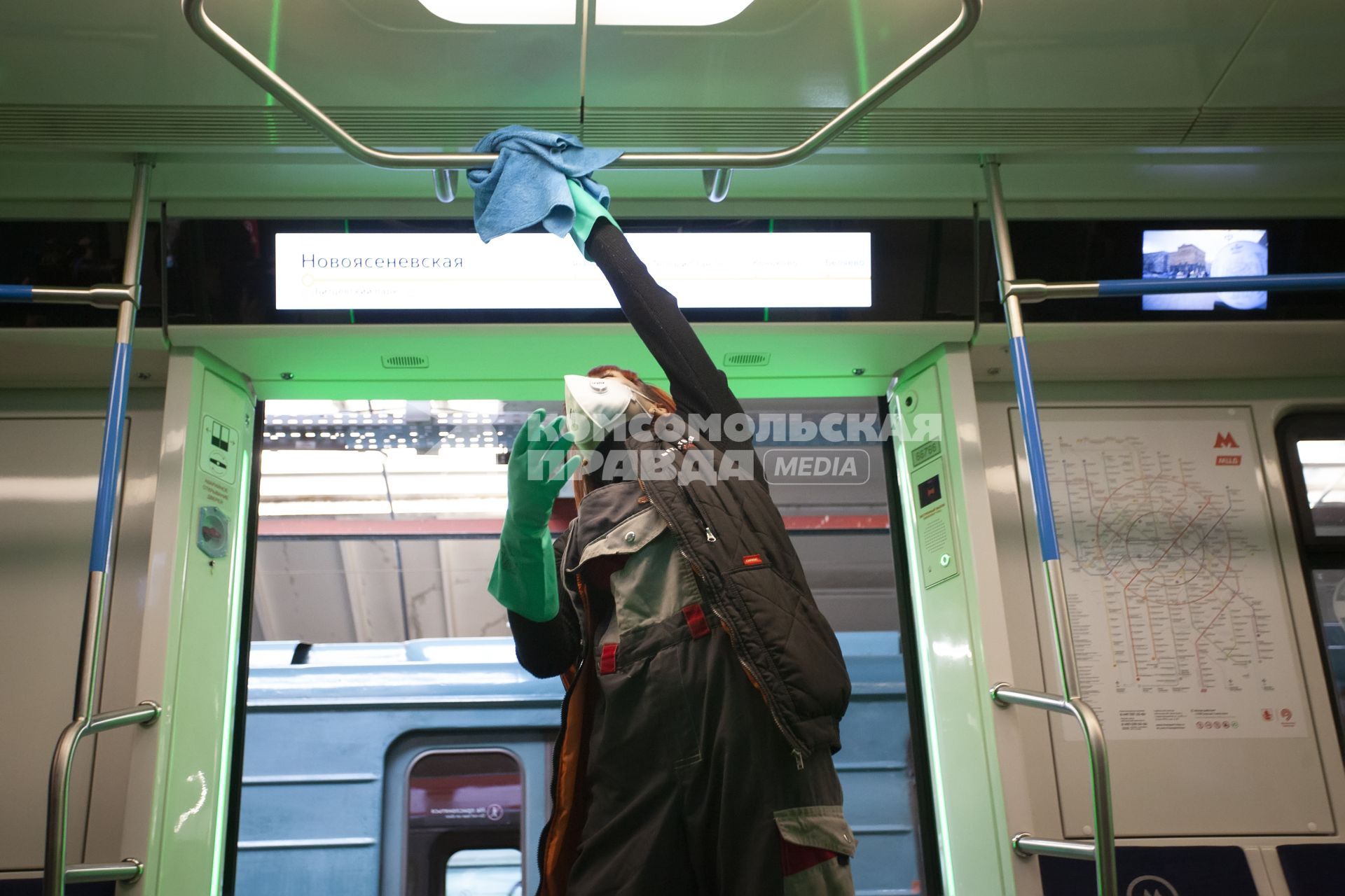 Москва. Дезинфекция вагонов  в депо московского метрополитена Свиблово.