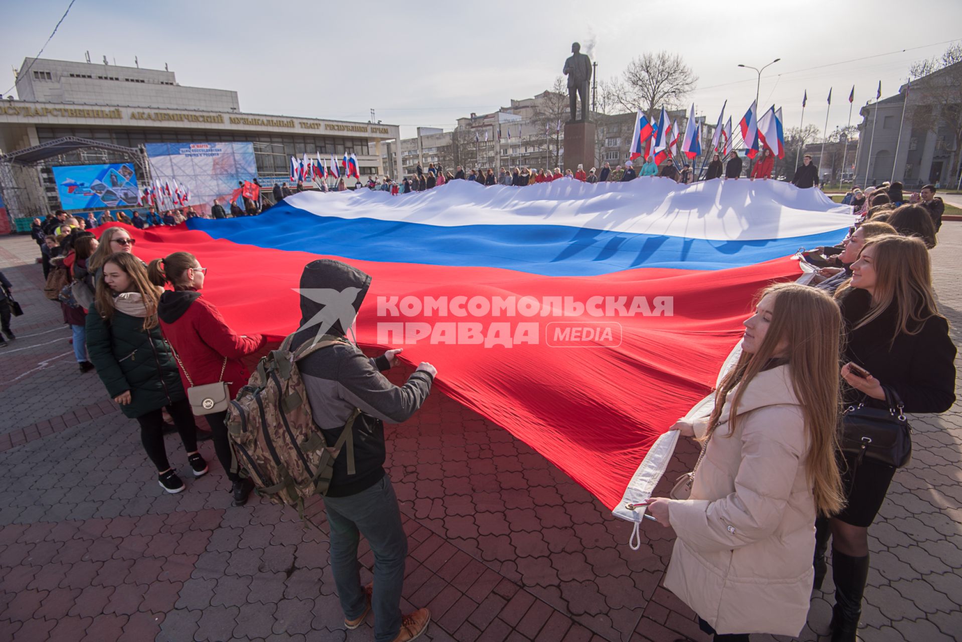 Крым.   Флаг России площадью 1423 кв. м, развернутый в честь пятой годовщины проведения Общекрымского референдума и воссоединения Крыма с Россией.